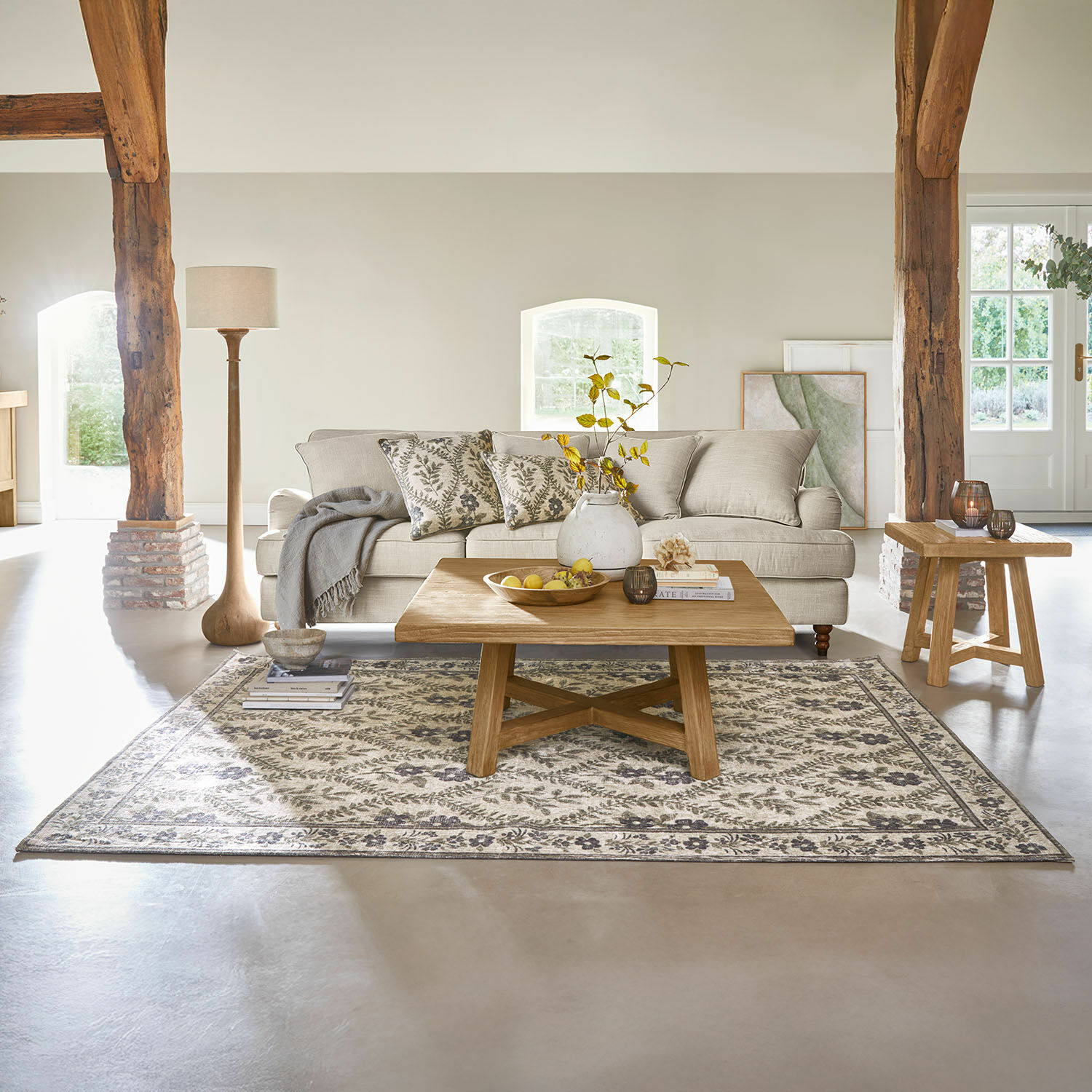 Tapis Vellouris Salon chaleureux avec canapé beige, table basse en bois et tapis à motifs végétaux