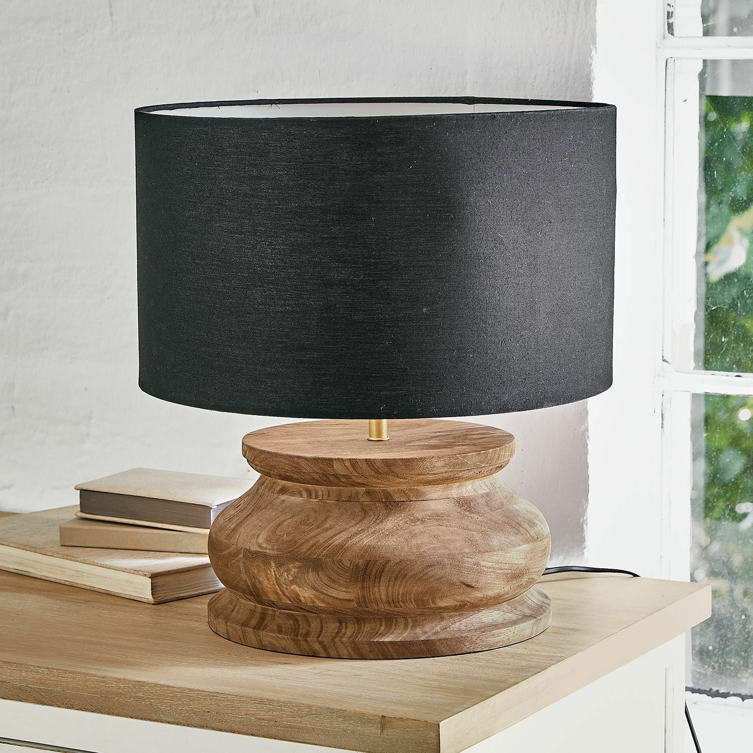 Lampe à poser Thérandon Lampe de table avec base en bois et abat-jour noir, design moderne pour salon
