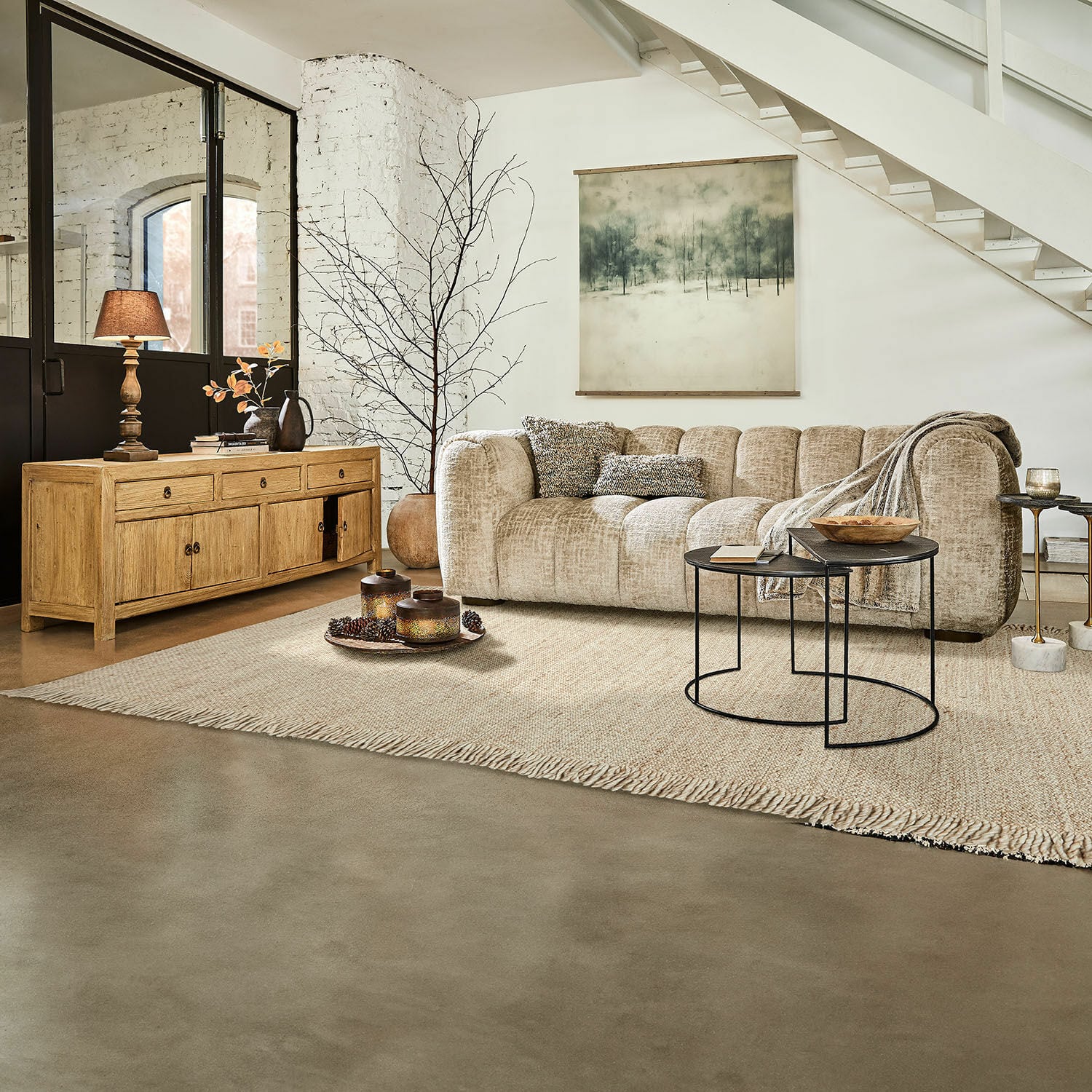 Tapis Levraut Salon chaleureux avec canapé beige en tissu, buffet en bois et tables basses en métal sur tapis naturel