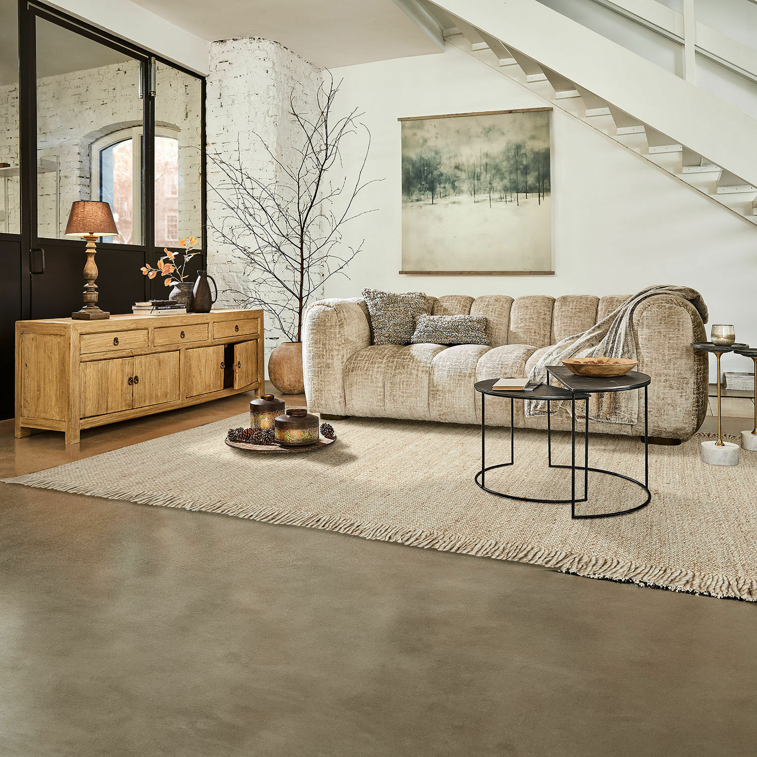 Tapis Levraut Salon chaleureux avec canapé beige en tissu, buffet en bois et tables basses en métal sur tapis naturel