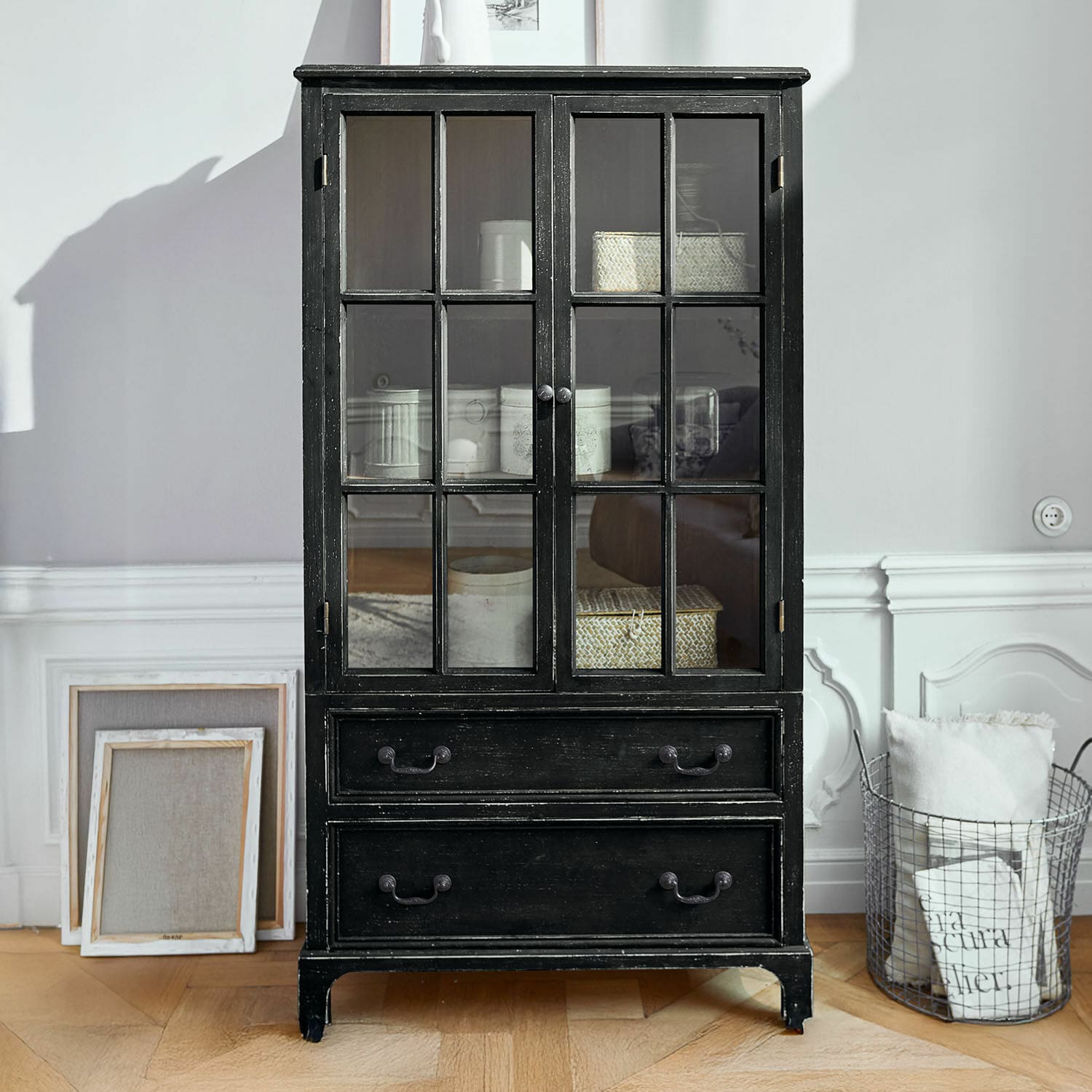 Vitrine Jarrowfield Vitrine noire en bois avec portes vitrées et deux tiroirs pour rangement dans un salon élégant