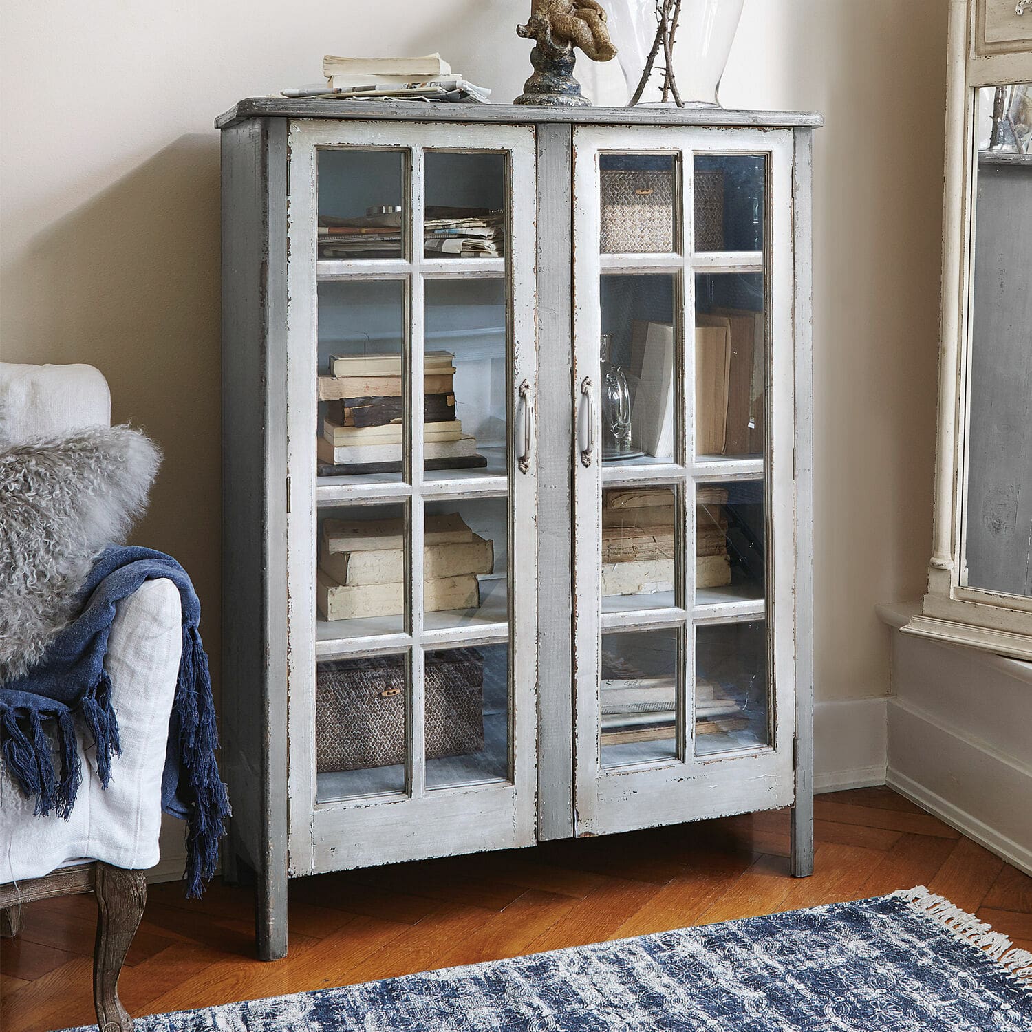 Vitrine Sherman Vitrine en bois gris avec portes vitrées et finition vieillie pour un style vintage élégant