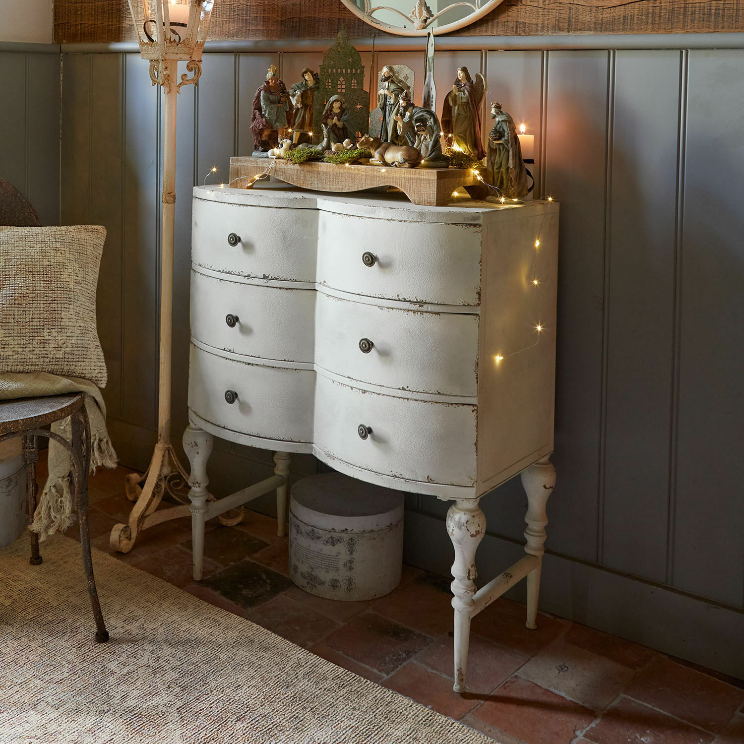 Commode Douce Vallée Commode blanche en métal vintage à six tiroirs avec décoration de Noël et guirlande lumineuse LED