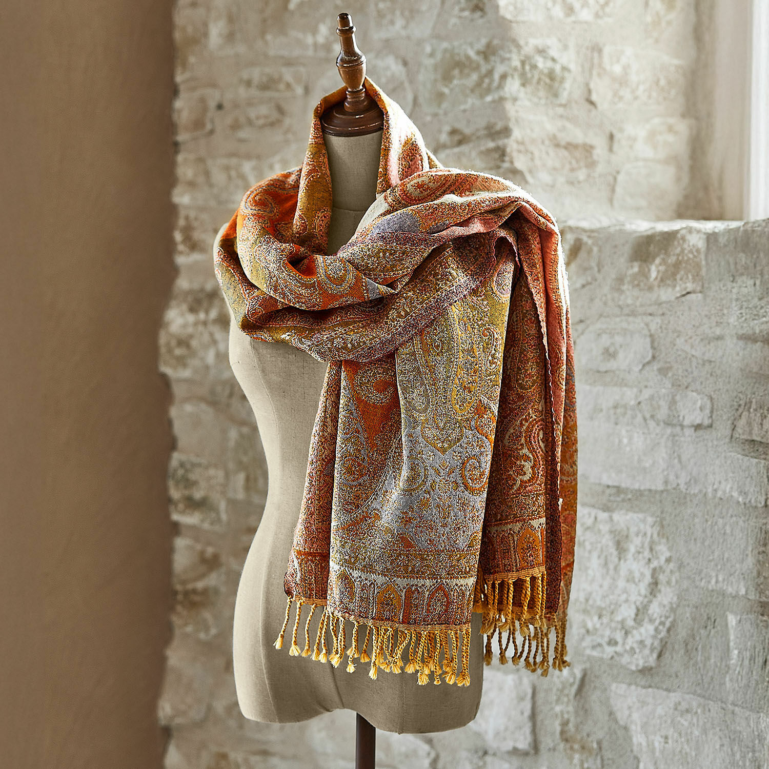 Étole Kifah Grand châle à motif cachemire aux tons chauds orange et jaune, tissu doux avec franges décoratives