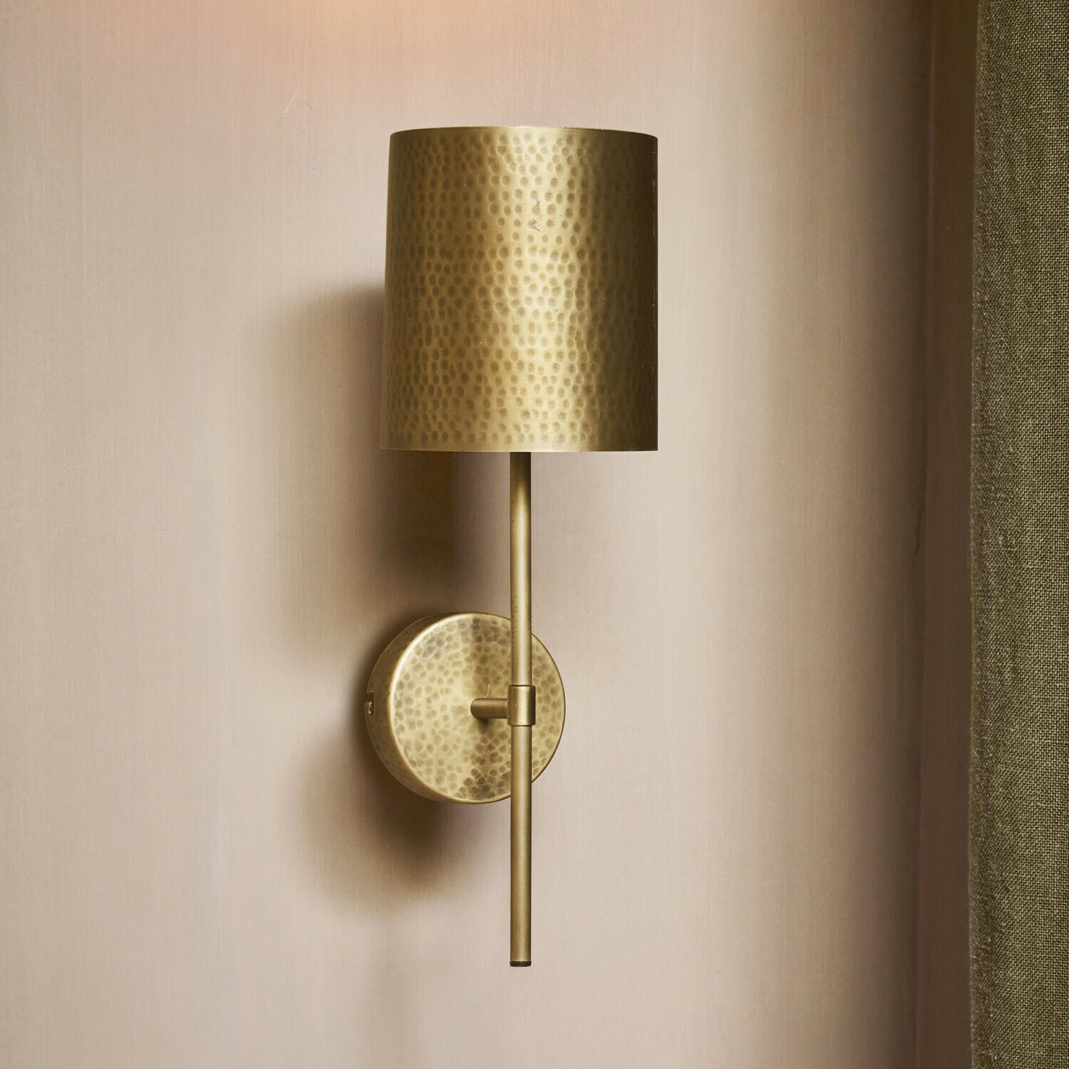 Applique Goldmere Applique murale en laiton martelé avec abat-jour cylindrique, lampe décorative murale élégante
