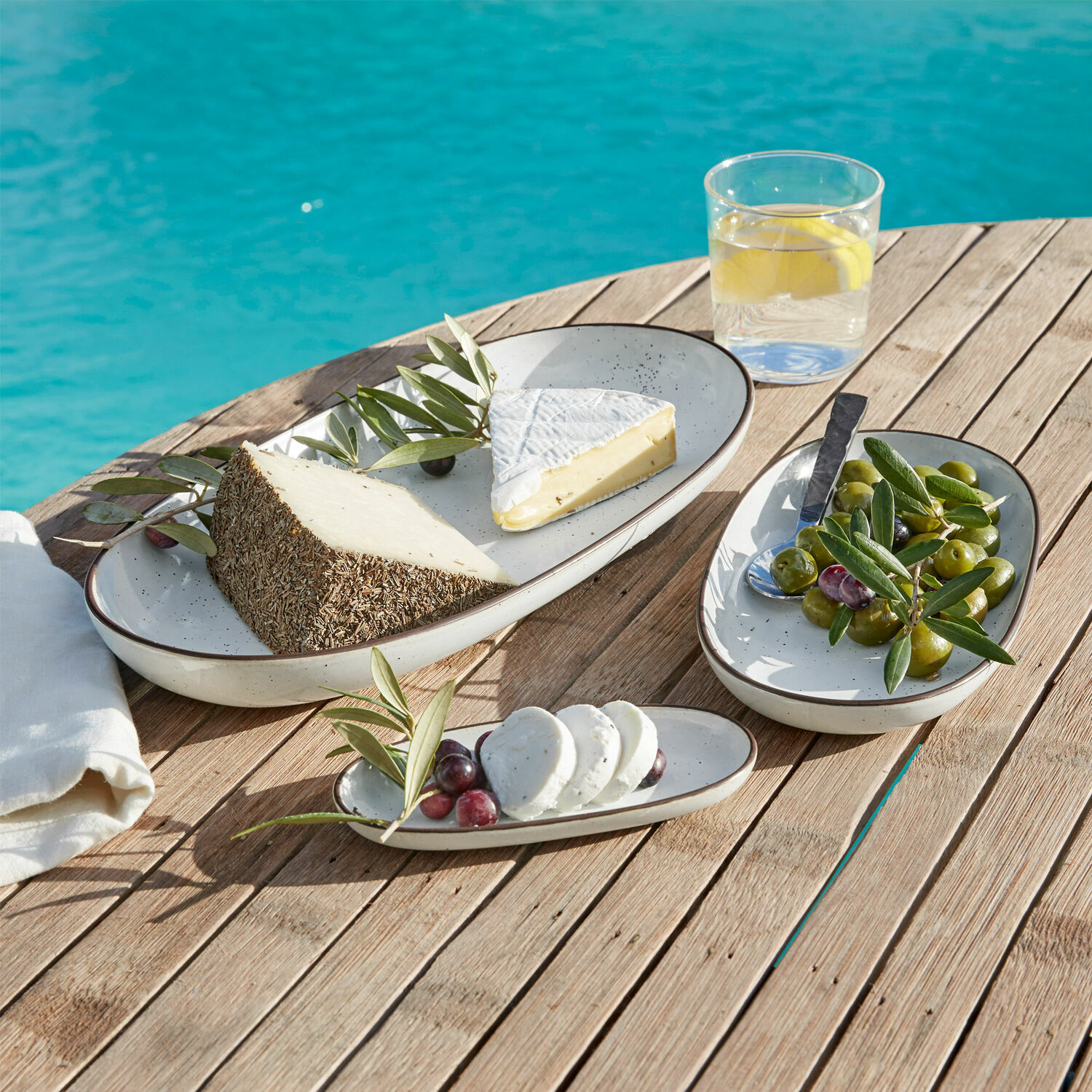 Lot de 3 plateaux de service Biarré Ensemble d'assiettes ovales en céramique crème sur table en bois avec fromages et olives