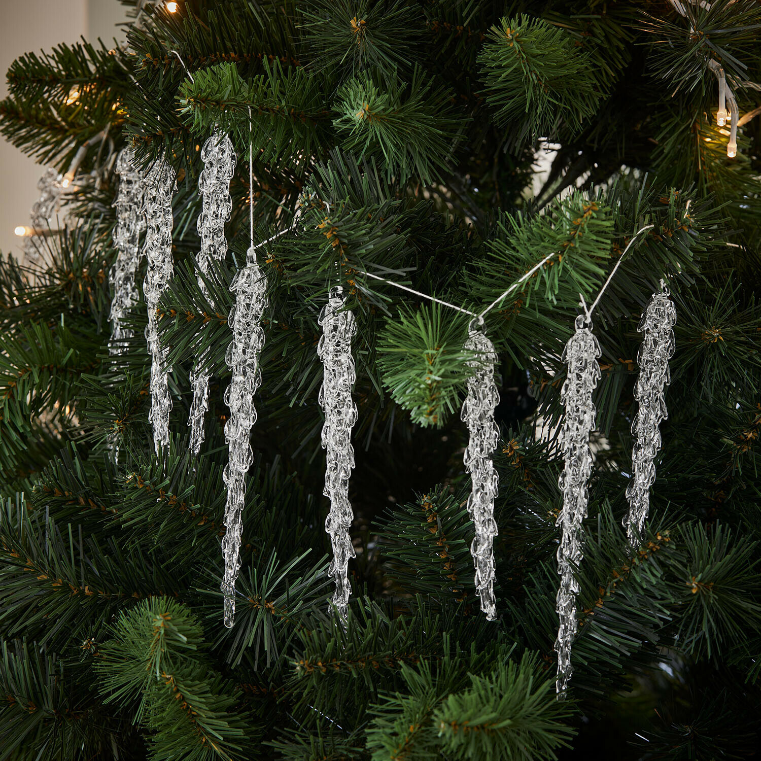 Guirlande Zalitha Guirlande de glaçons en acrylique transparent suspendue sur un sapin vert, décoration de Noël