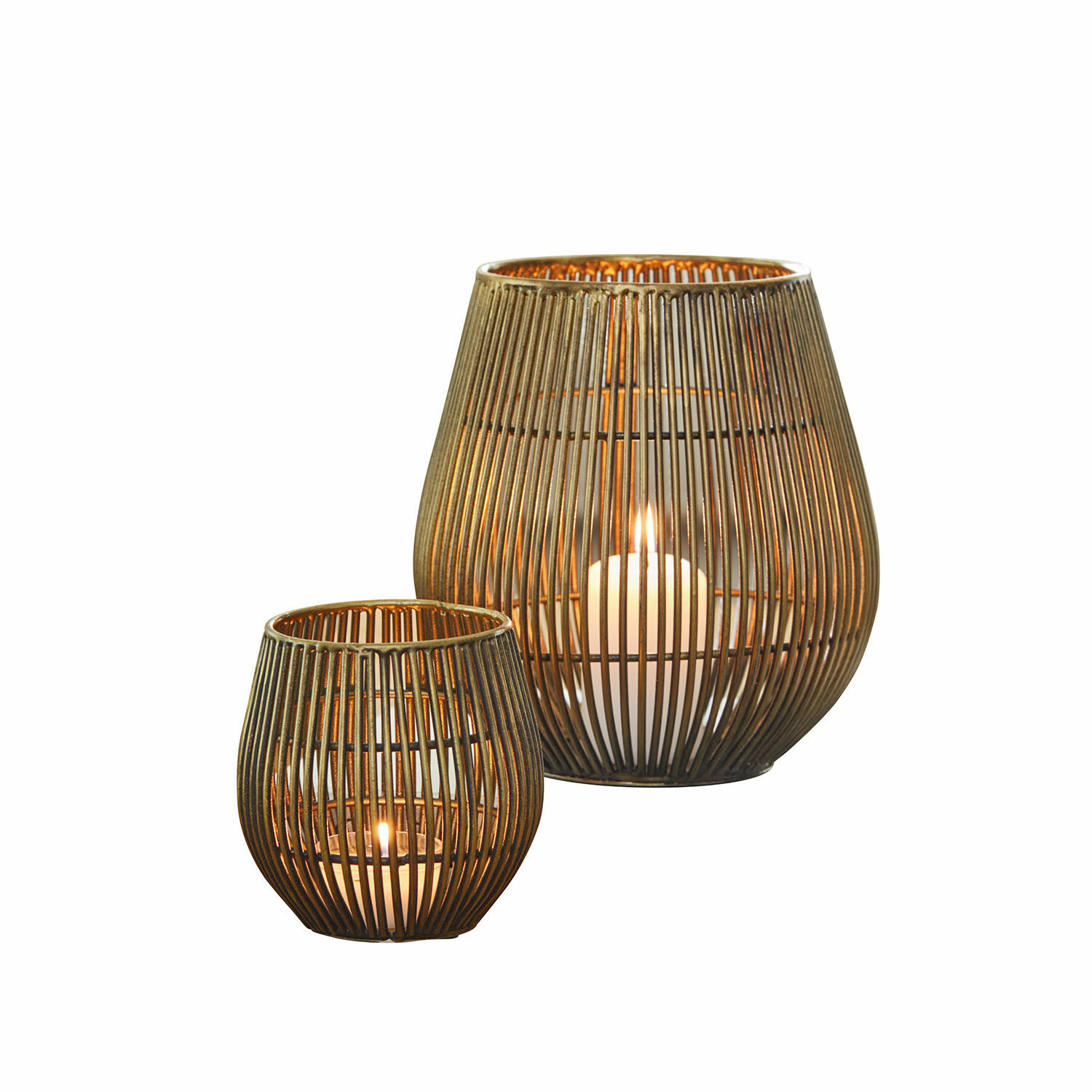 Lot de 2 photophores Pontarino Ensemble de deux lanternes en métal couleur laiton avec bougies, décoration intérieure élégante