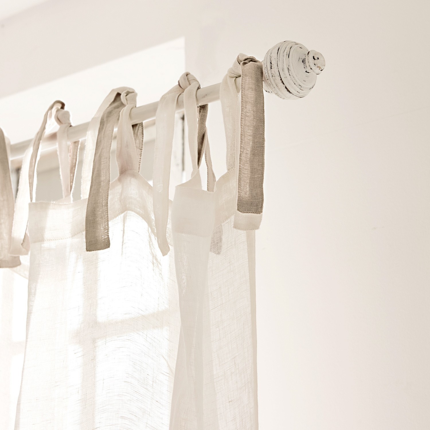 Tringle à rideaux Caroline Rideau transparent en lin clair avec liens beige sur tringle blanche, décoration intérieure lumineuse