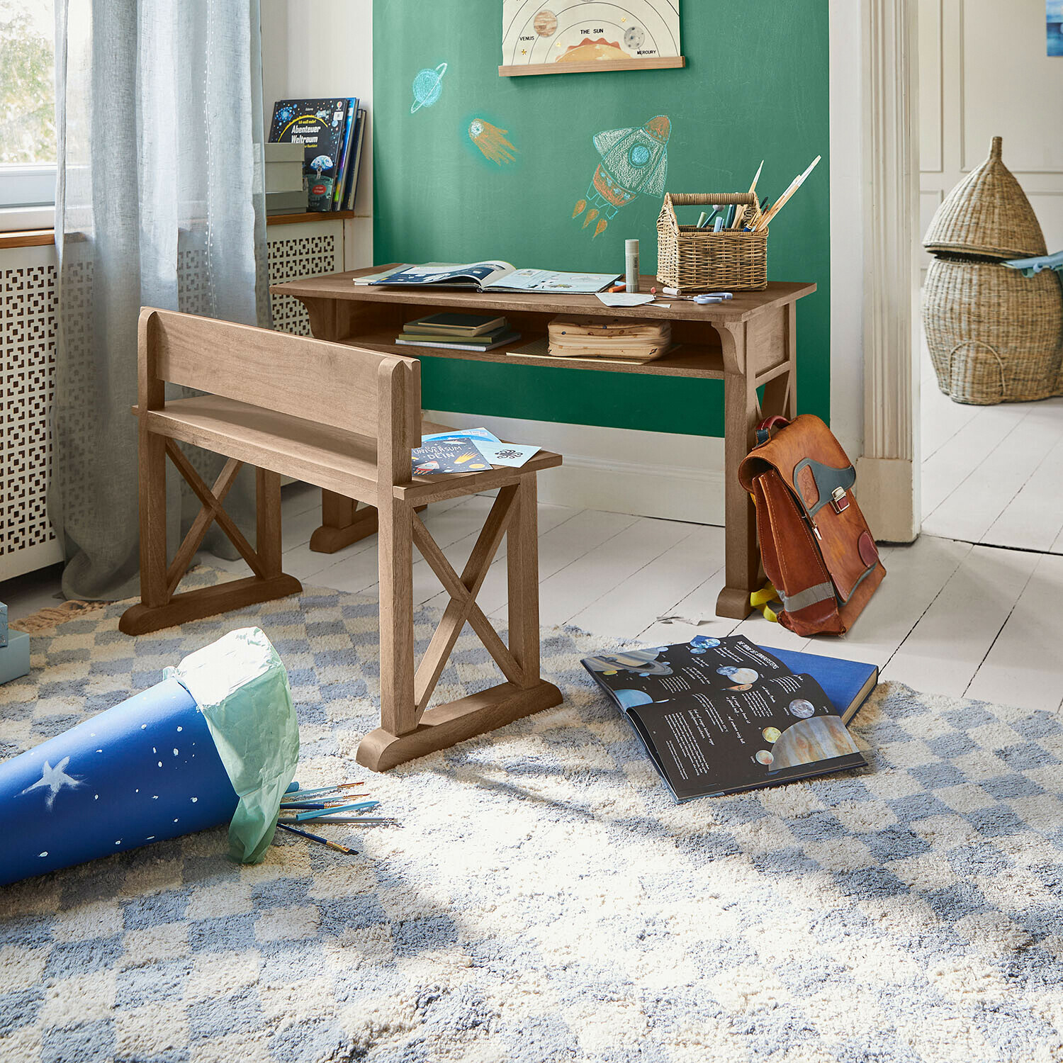 Tapis Wayburn Bureau et banc en bois dans une chambre d'enfant avec tableau vert et livres sur l'espace