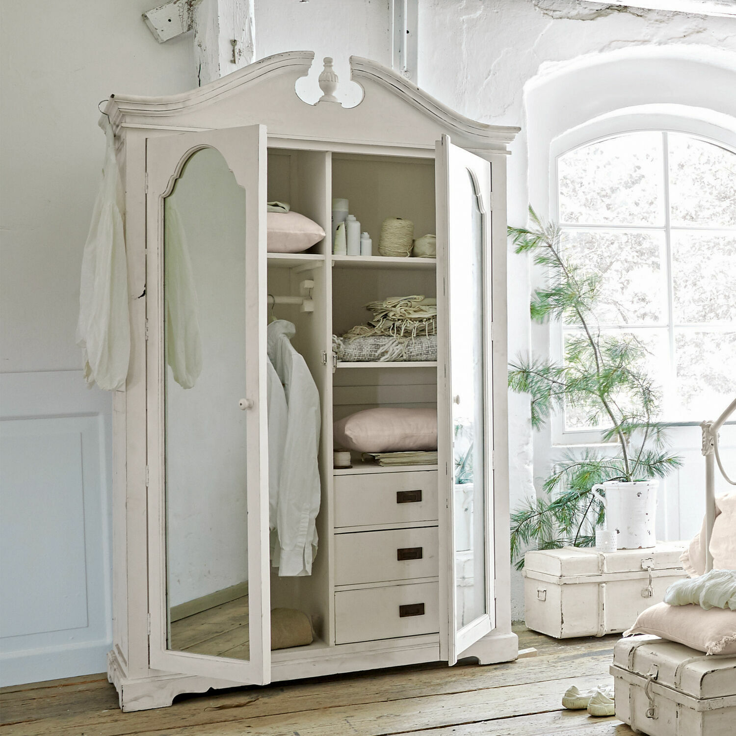 Armoire Somerset Armoire blanche en bois avec miroir et trois tiroirs dans un intérieur rustique lumineux