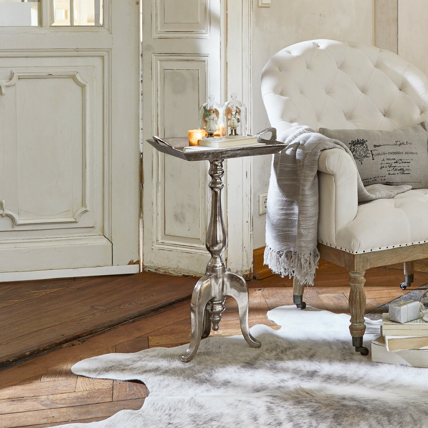 Table d'appoint Melvin Table d'appoint en métal argenté avec décorations, parfaite pour un salon avec fauteuil blanc et tapis en peau
