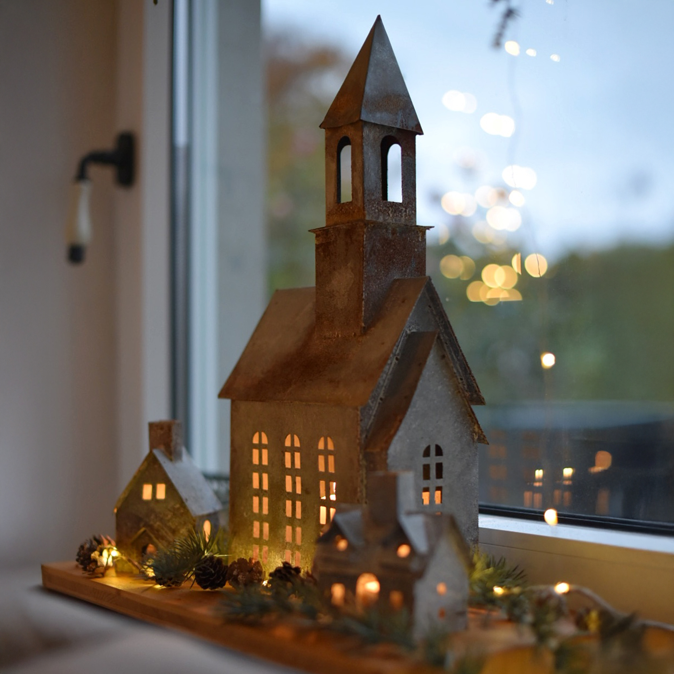 Ensemble décoratif de maisons et église en métal avec éclairage LED sur socle en bois