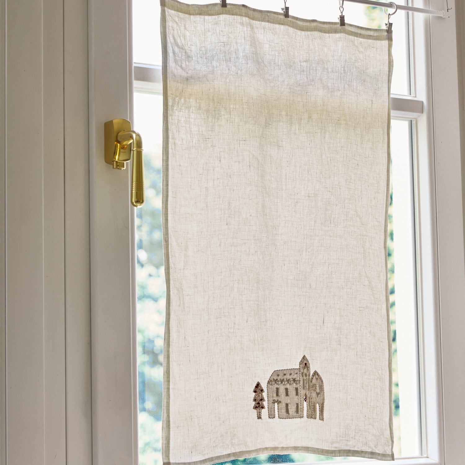 Brise-bise Marikina Rideau en lin beige avec motif brodé de maison et arbre, décoration de fenêtre élégante