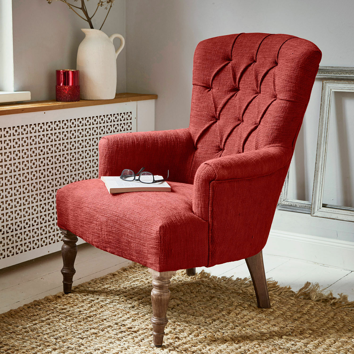 Fauteuil Hinsdale Fauteuil rouge en tissu avec pieds en bois sur tapis naturel dans un salon lumineux