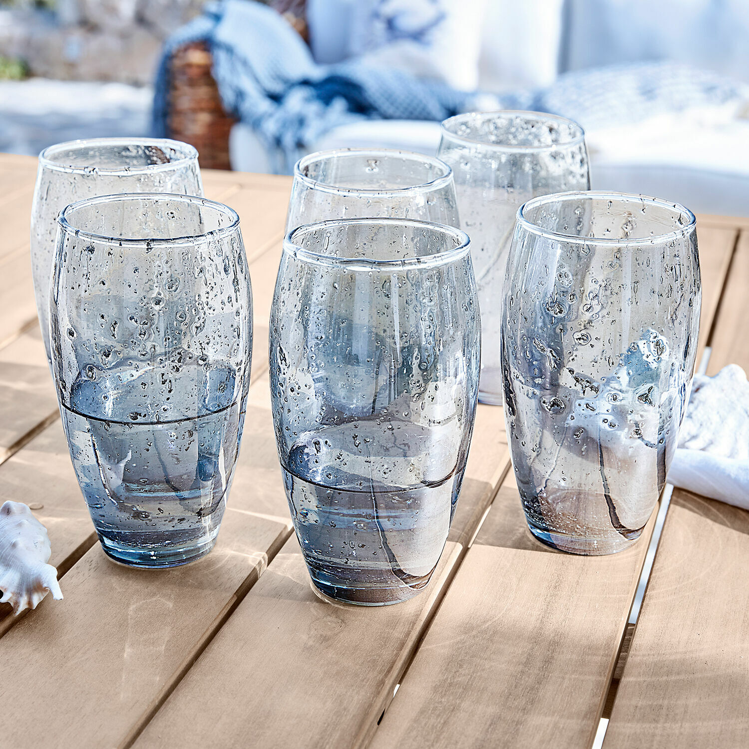 Lot de 6 verres Kampala Ensemble de six verres en verre bleu avec bulles, parfait pour boissons en terrasse