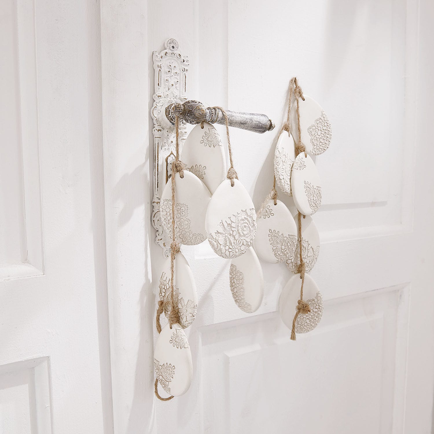 Guirlande Gloster Décorations suspendues en céramique blanche avec motif dentelle sur porte blanche