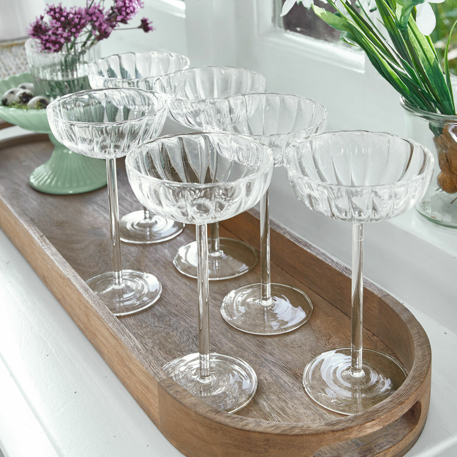 Lot de 6 verres Bavella Ensemble de six verres à cocktail transparents en verre strié sur un plateau en bois