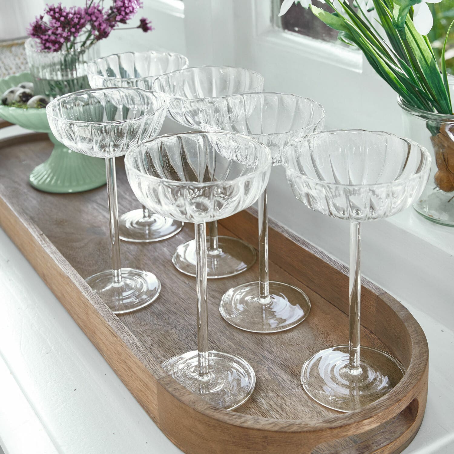 Lot de 6 verres Bavella Ensemble de six verres à cocktail transparents en verre strié sur un plateau en bois