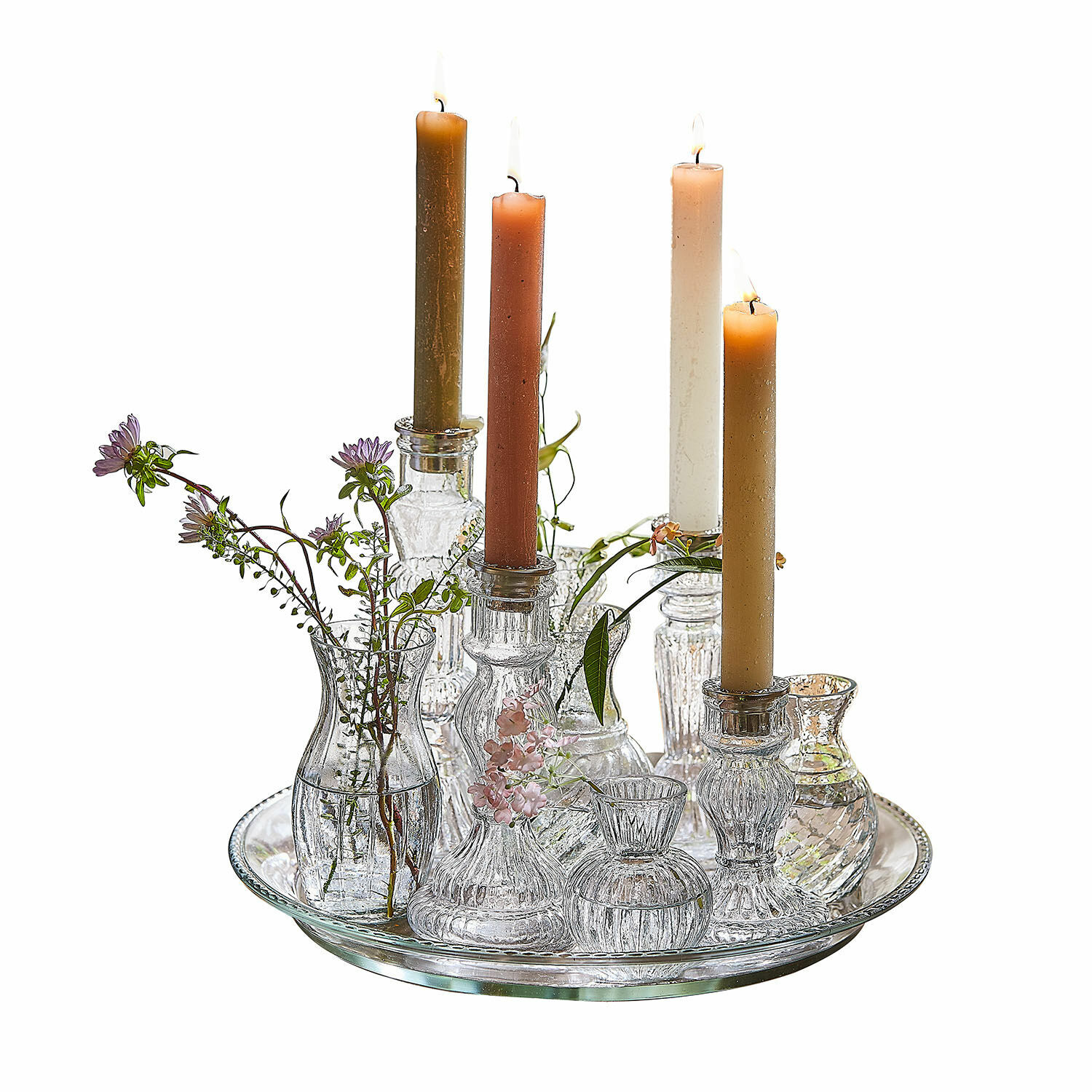 Plateau avec bougeoirs et vases Hilevor Ensemble en verre de bougeoirs et vases sur plateau avec bougies colorées et fleurs décoratives