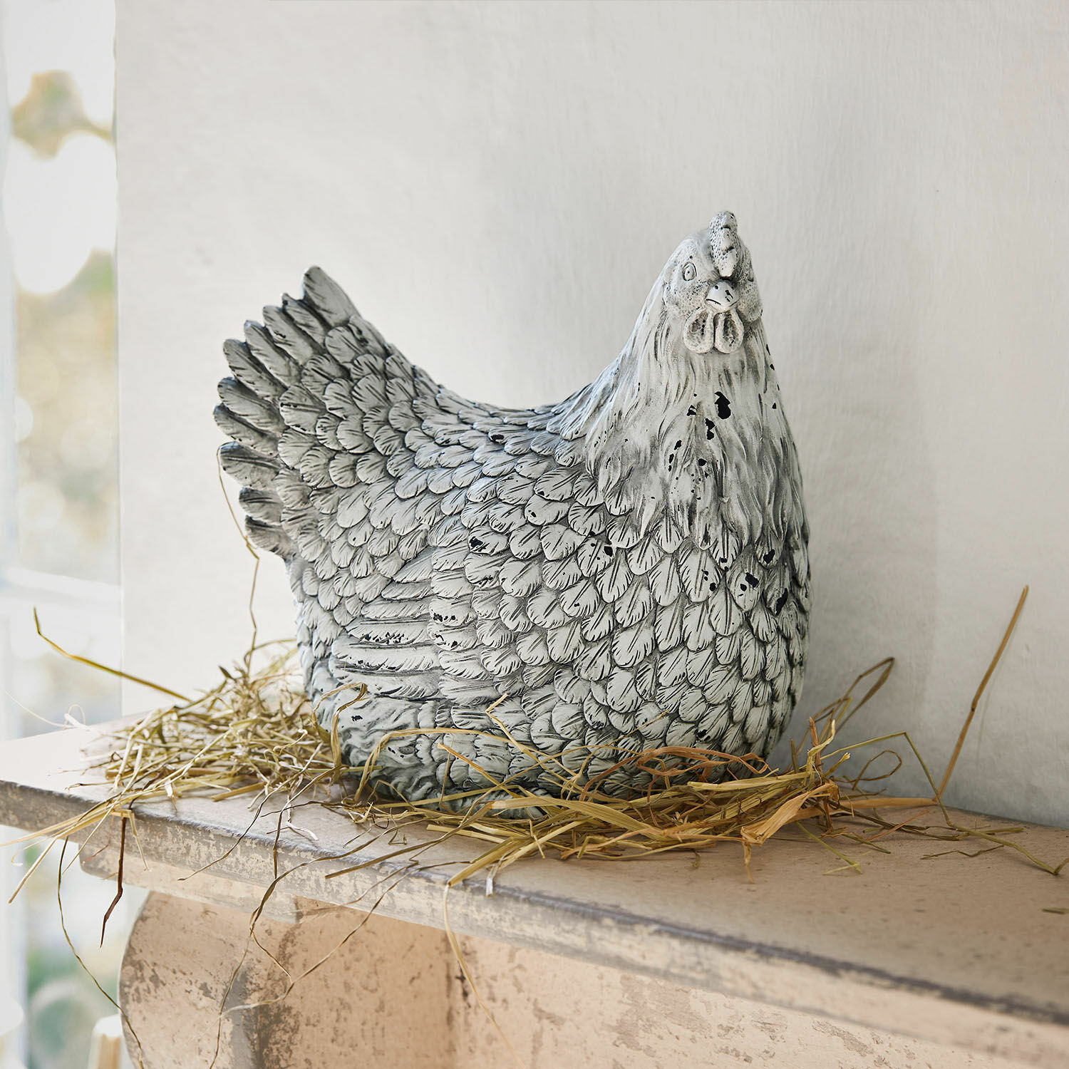 Poule décorative Delmonico Figurine décorative de poule en matériau gris-blanc posée sur de la paille, décoration intérieure et jardin