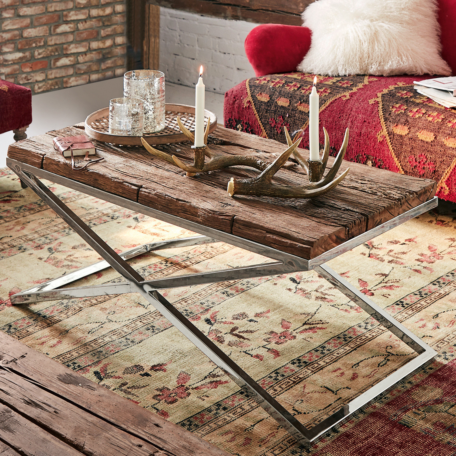 Table basse Wilson Table basse en bois et métal avec bougies et décorations en bois de cerf, style rustique salon