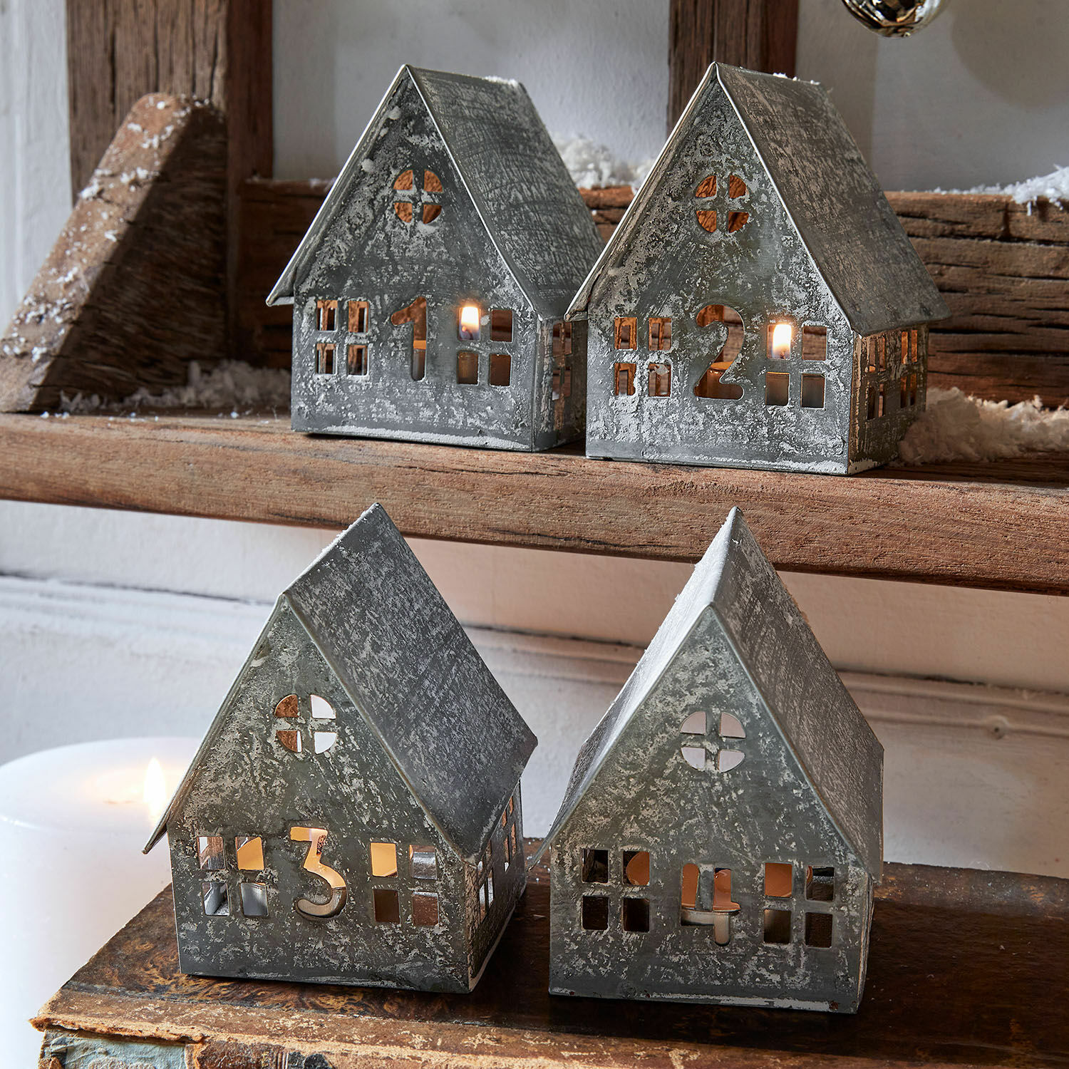 Lot de 4 photophores Ivolere Maisons en métal gris numérotées 1 à 4 avec éclairage intérieur, décoration de Noël chaleureuse
