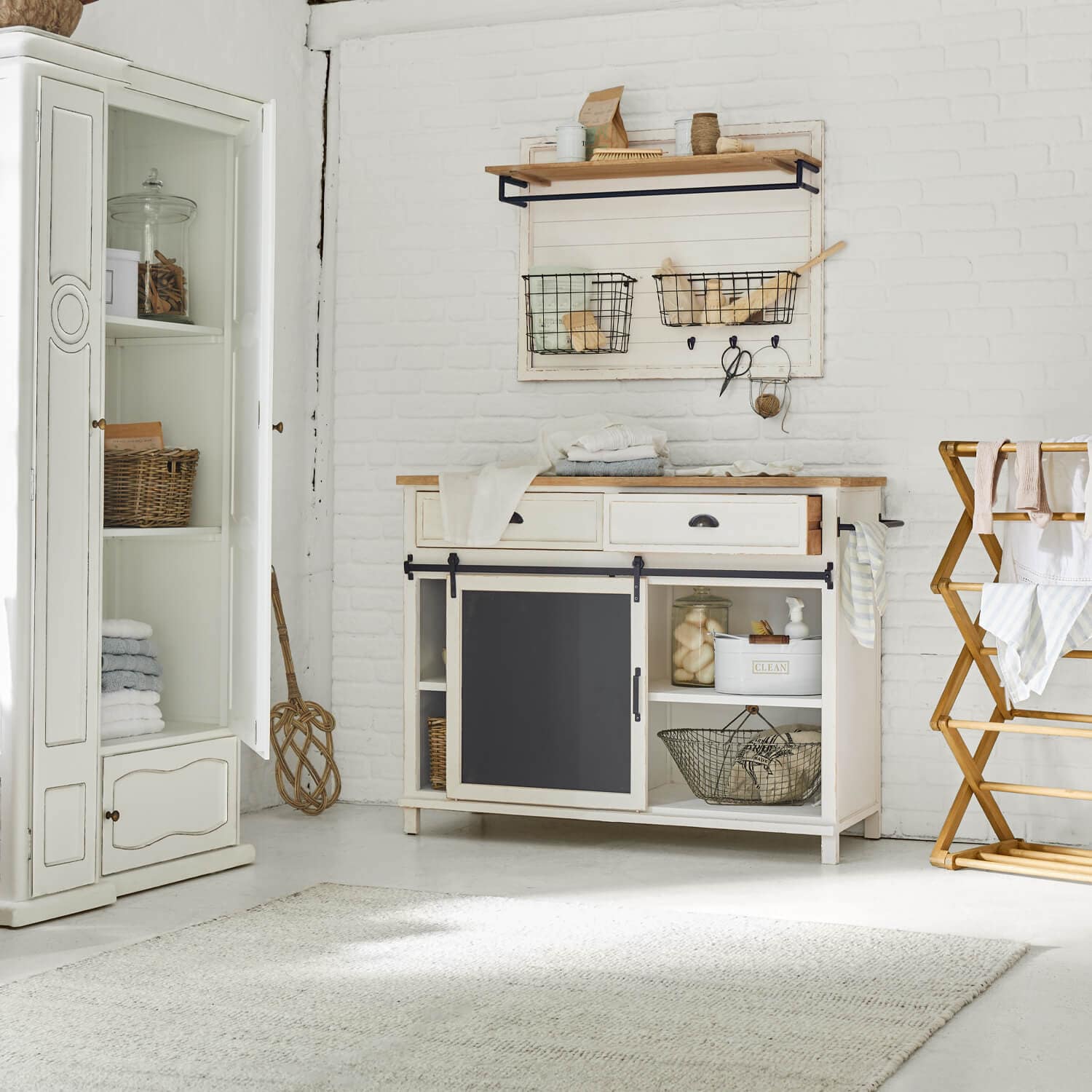 Buffet en bois blanc avec porte ardoise noire et étagère murale avec paniers métalliques vintage