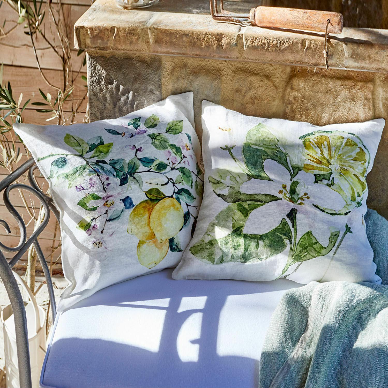 Coussins en lin blanc avec imprimé citron et feuilles vertes, décoration extérieure sur banc en métal