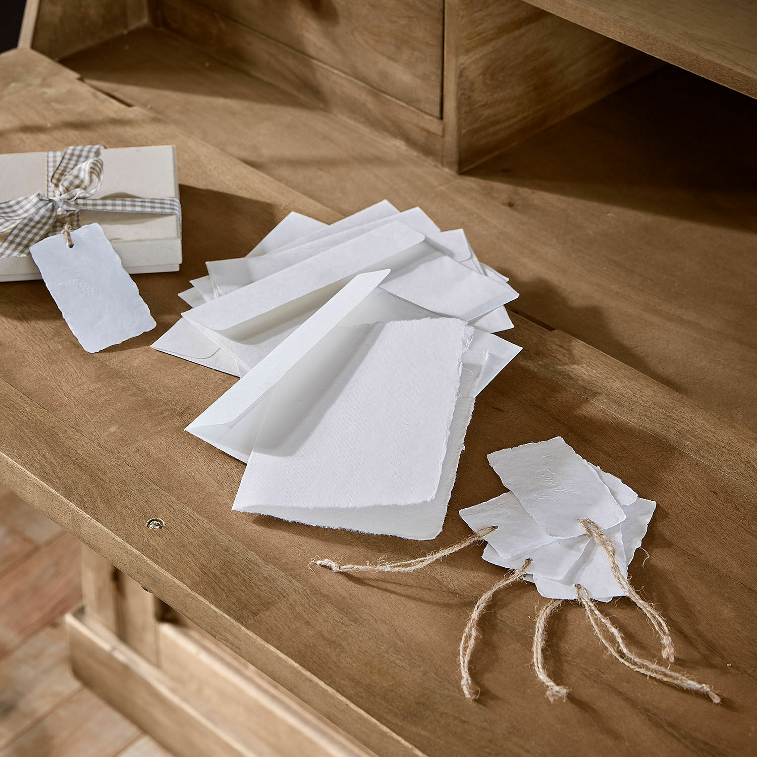 Lot de 12 cartes de vœux et étiquettes-cadeaux Xavette Ensemble de papiers blancs et enveloppes sur une table en bois pour correspondance