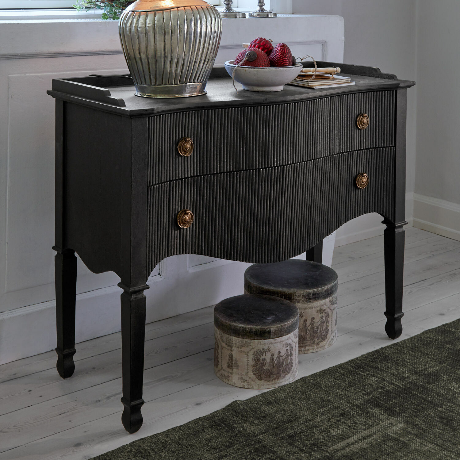Commode Boissiére Commode noire en bois avec façades rainurées et poignées en laiton au style vintage