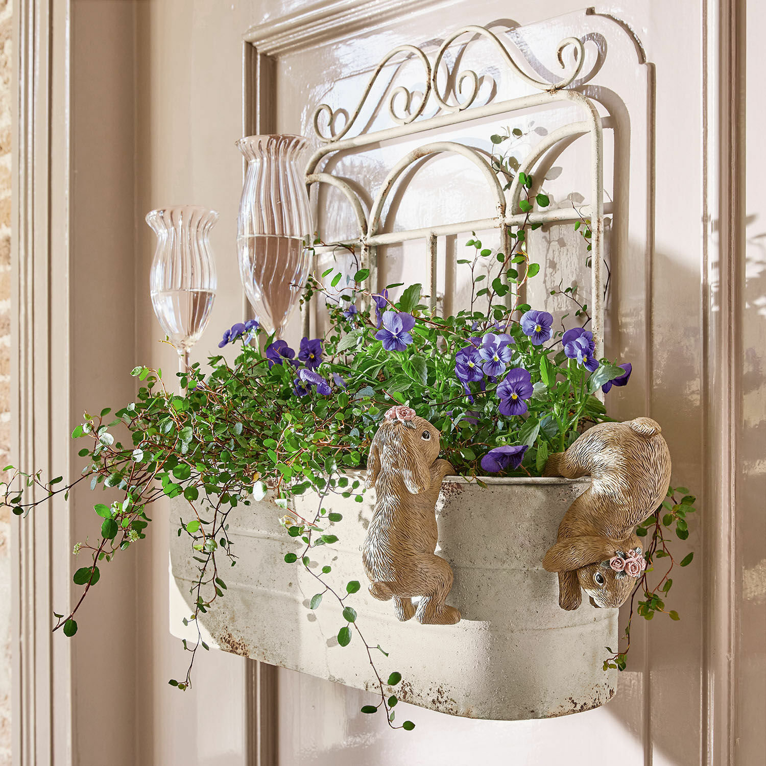 Jardinière Marwin Jardinière murale en métal avec décor lapins et fleurs violettes sur porte claire