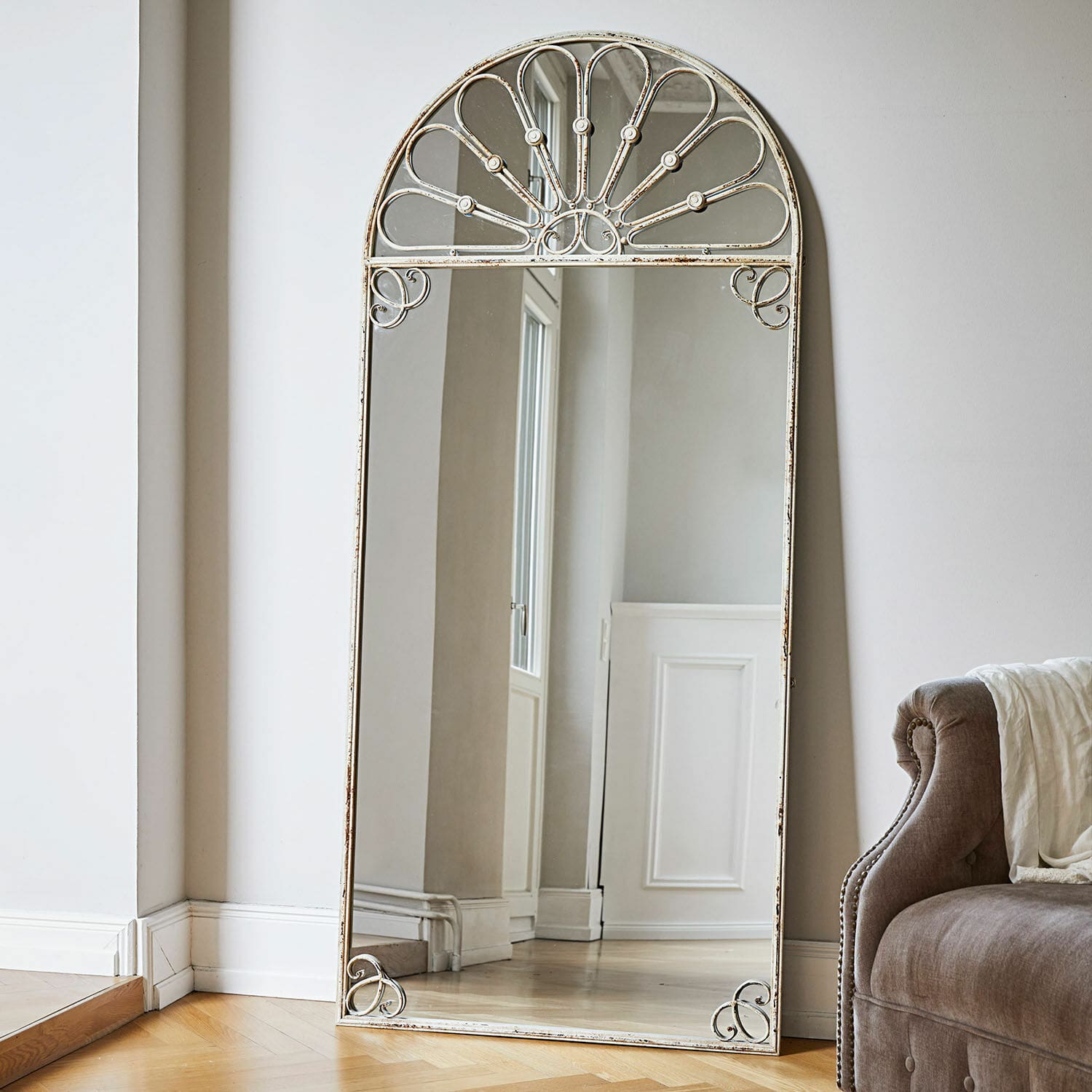 Miroir Morpheus Grand miroir sur pied avec cadre en métal blanc vieilli et décor en arc, style vintage
