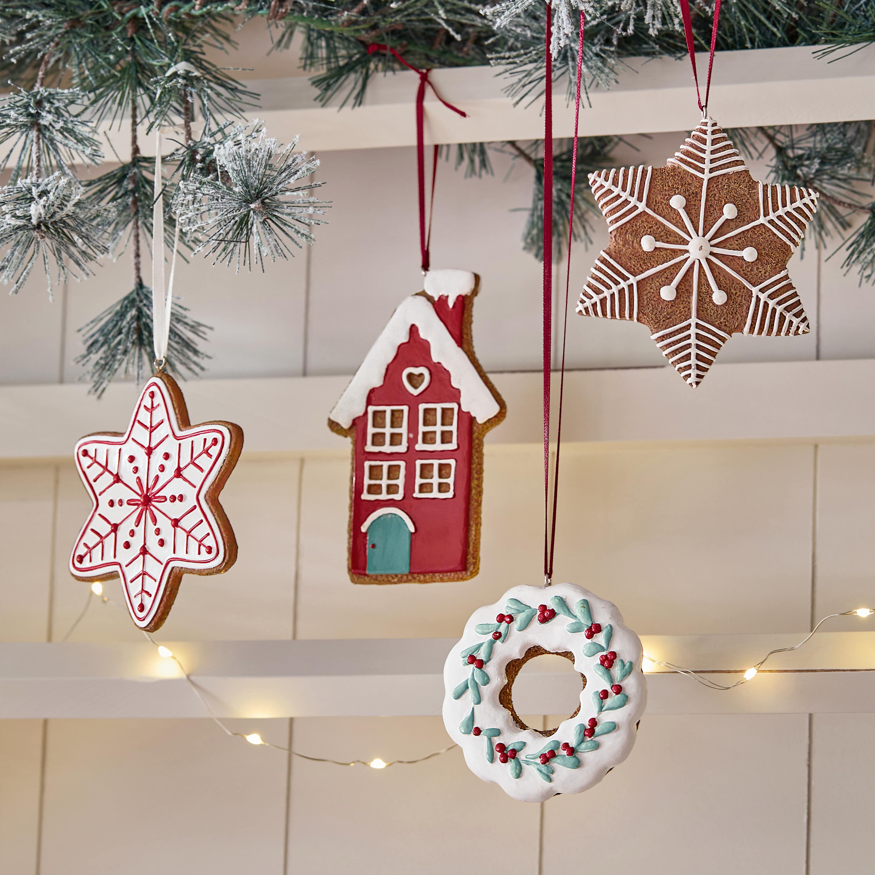 Décorations de Noël en pain d'épices en forme d'étoile, maison et couronne avec glaçage coloré suspendues