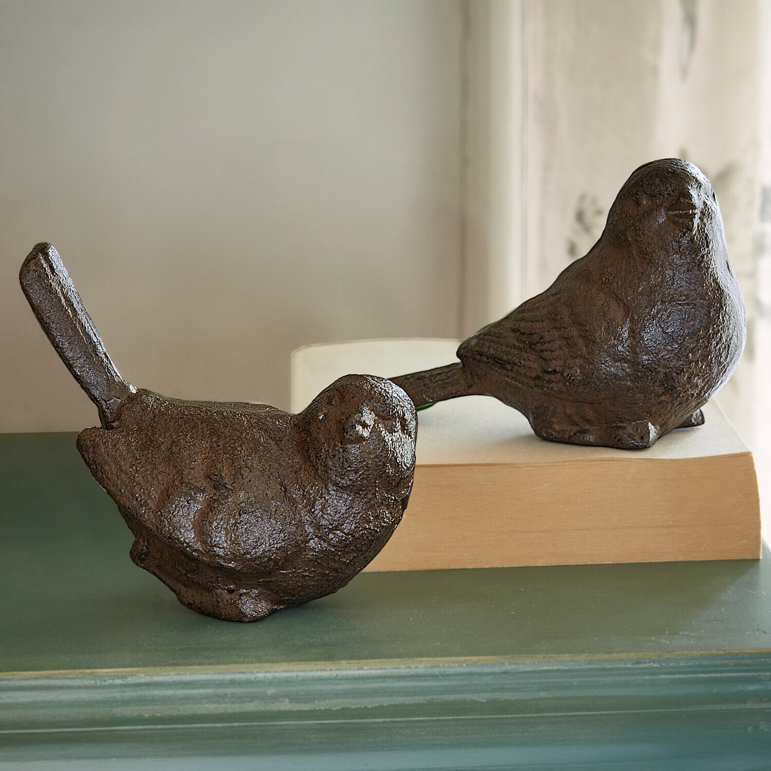 Lot de 2 oiseaux décoratifs Birdy Deux figurines d'oiseaux en métal foncé posées sur une table, décoration intérieure et extérieure