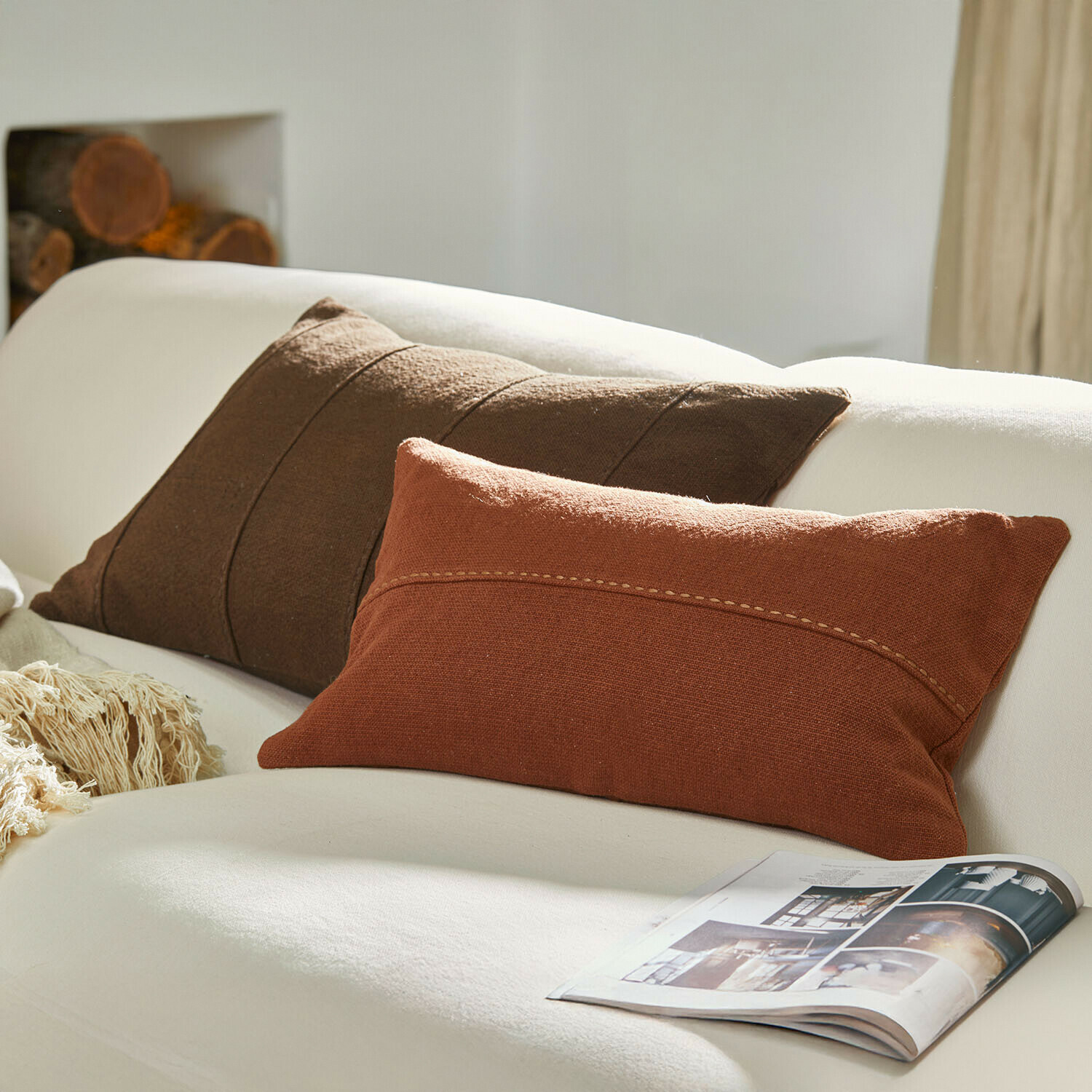 Lot de 2 housses de coussins Coramira Coussins décoratifs marron et brique sur un canapé blanc avec un magazine, textiles pour salon