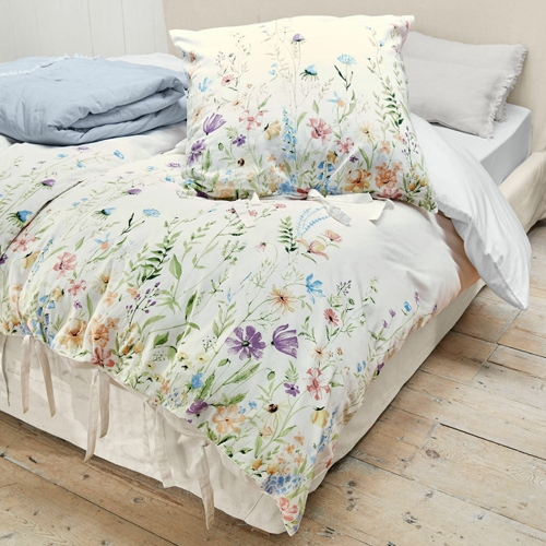 Parure de lit en coton à motif floral coloré sur fond clair, douce et décorative pour chambre