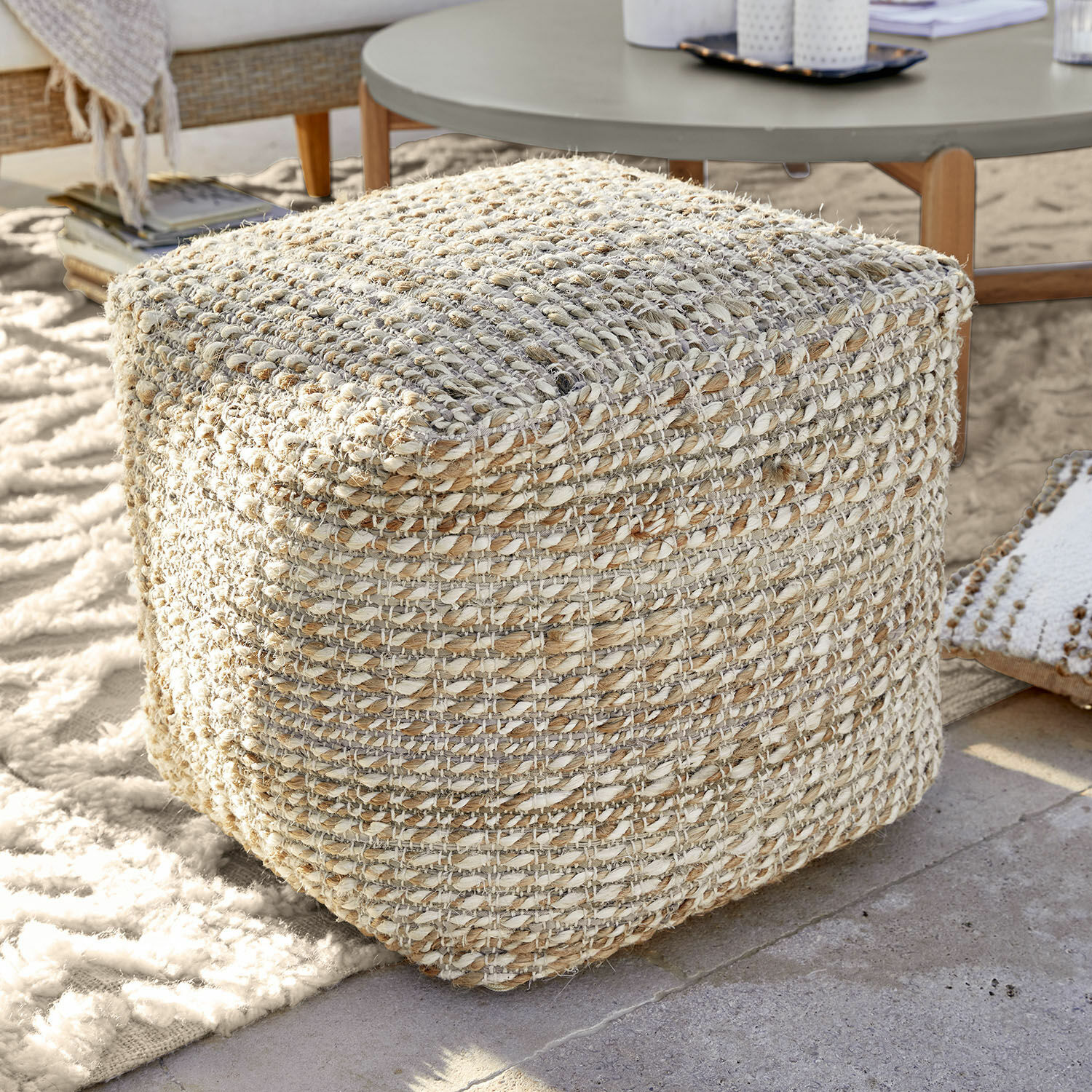 Pouf Davin Pouf carré en matériau tressé naturel beige et crème, parfait pour un salon cosy