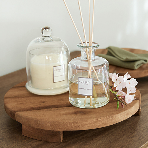 Plateau rond en bois avec diffuseur de parfum en verre transparent et bougie sous cloche, décoration d'intérieur