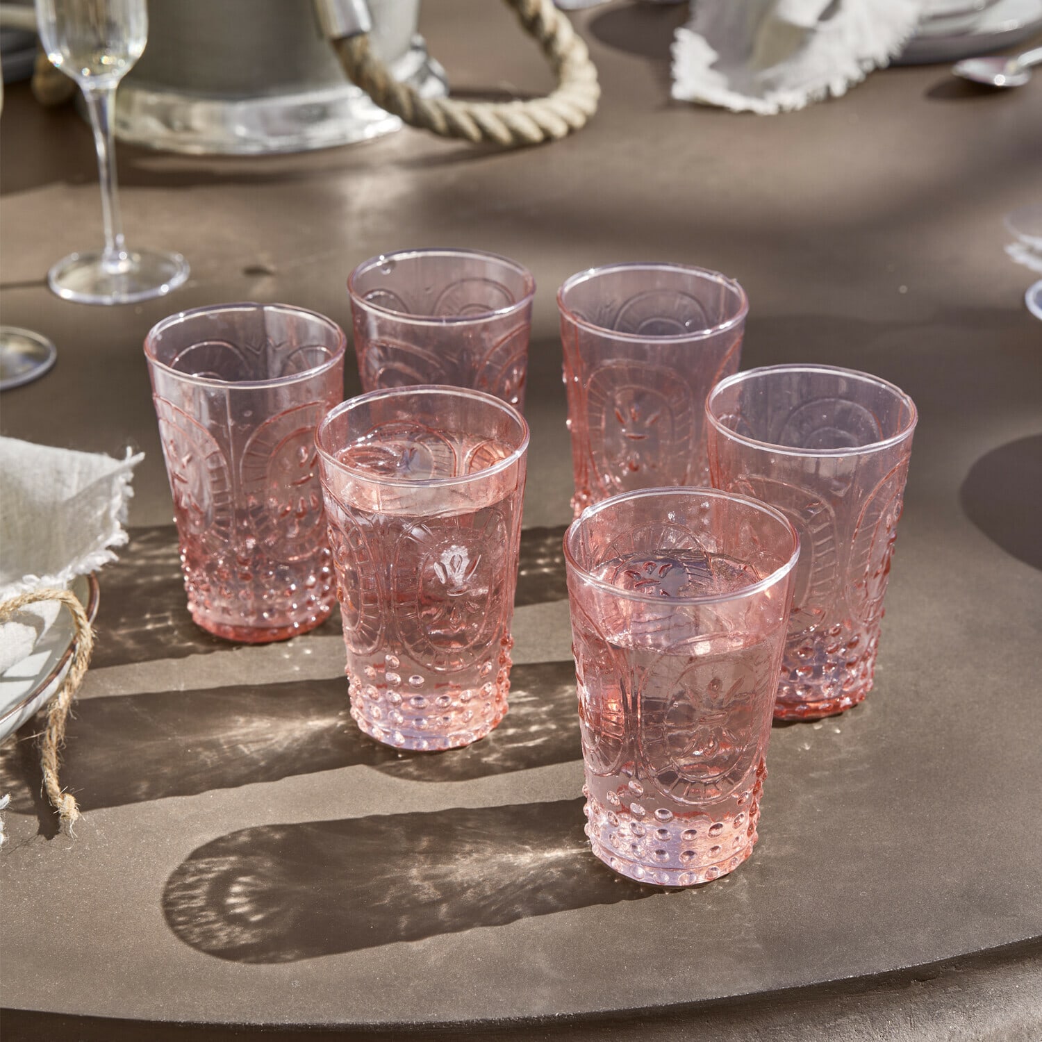 Lot de 6 verres Fleury Ensemble de six verres roses avec motif décoratif sur une table marron pour boissons