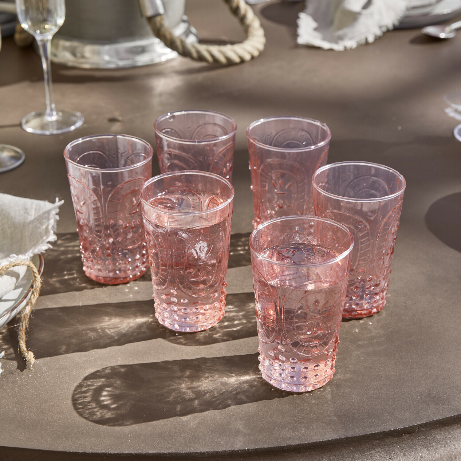 Lot de 6 verres Fleury Ensemble de six verres roses avec motif décoratif sur une table marron pour boissons