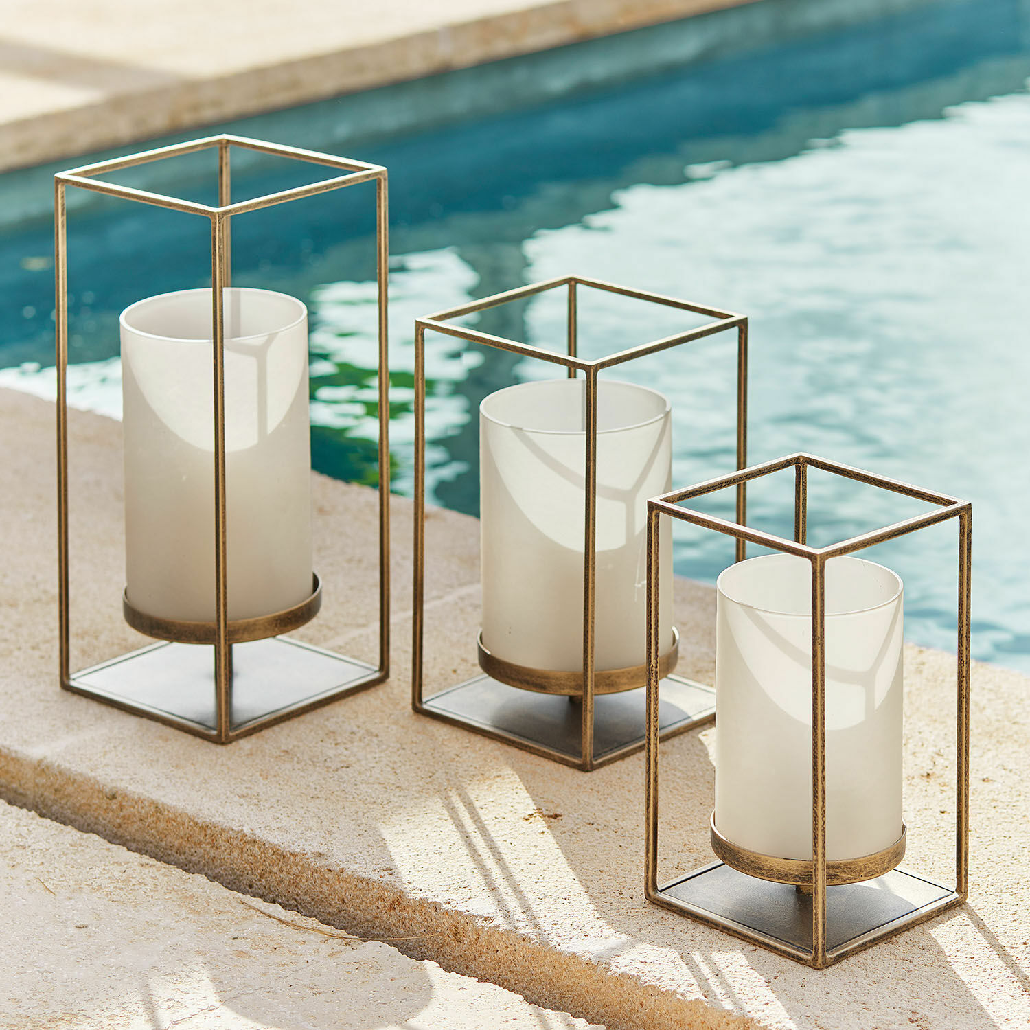 Lot de 3 photophores Vauxandre Ensemble de trois lanternes en métal doré vieilli avec abat-jours en verre blanc pour bougies