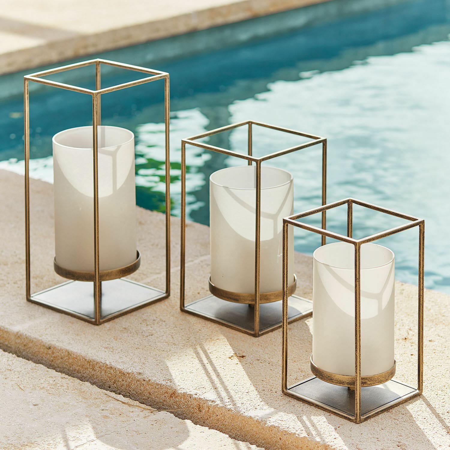 Lot de 3 photophores Vauxandre Ensemble de trois lanternes en métal doré vieilli avec abat-jours en verre blanc pour bougies