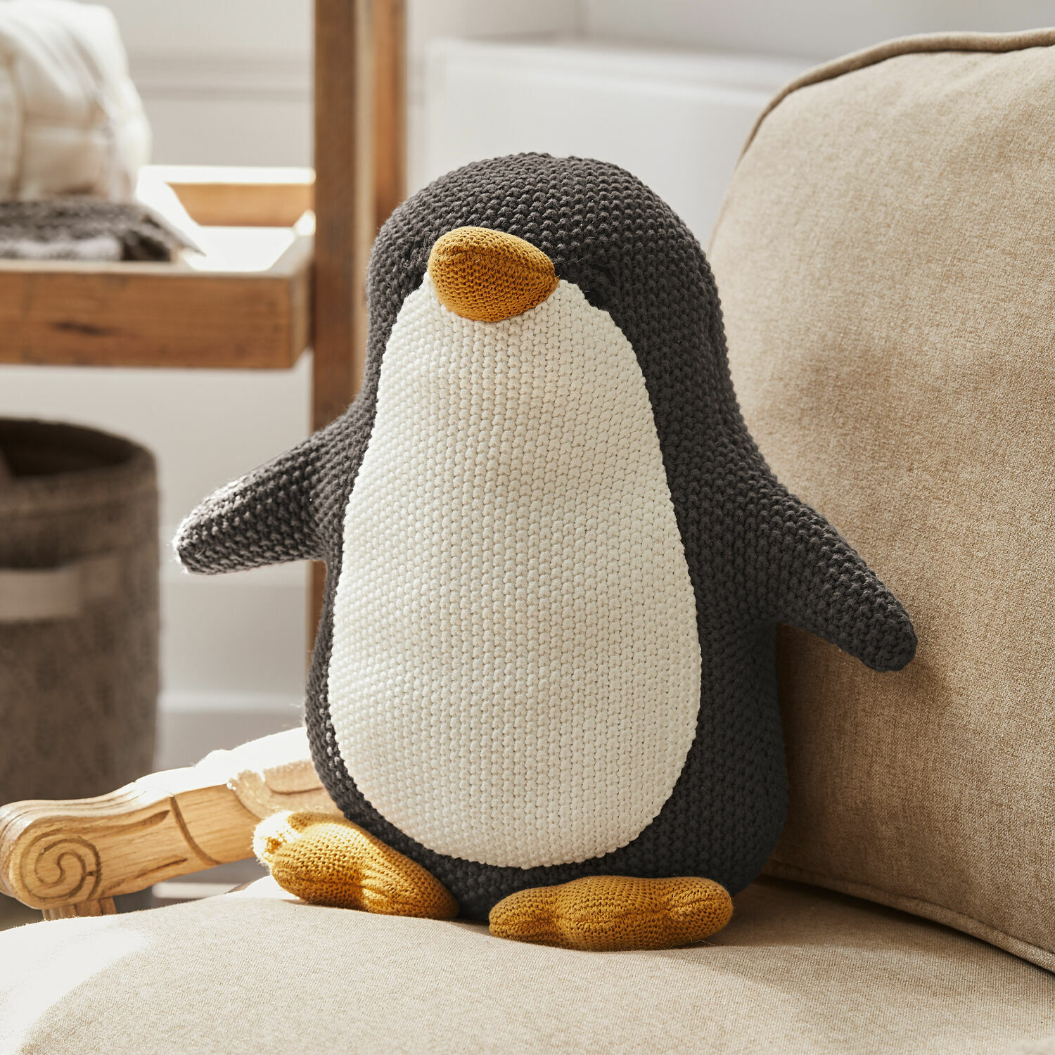 Peluche Jocienne Coussin pingouin tricoté gris, blanc et jaune, décoration douce pour salon confortable