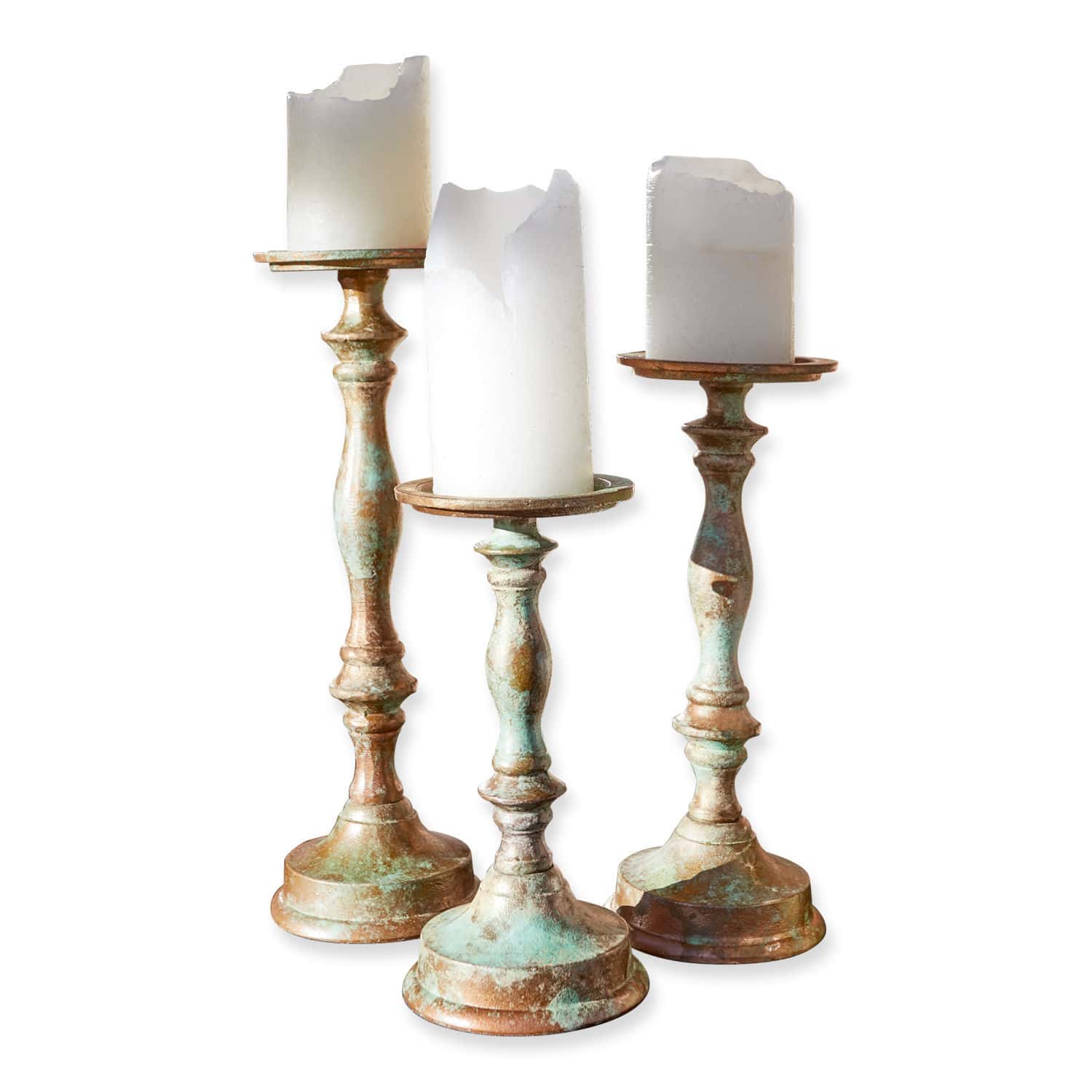 Lot de 3 bougeoirs Floirac Ensemble de trois bougeoirs en métal patiné avec des bougies blanches décoratives