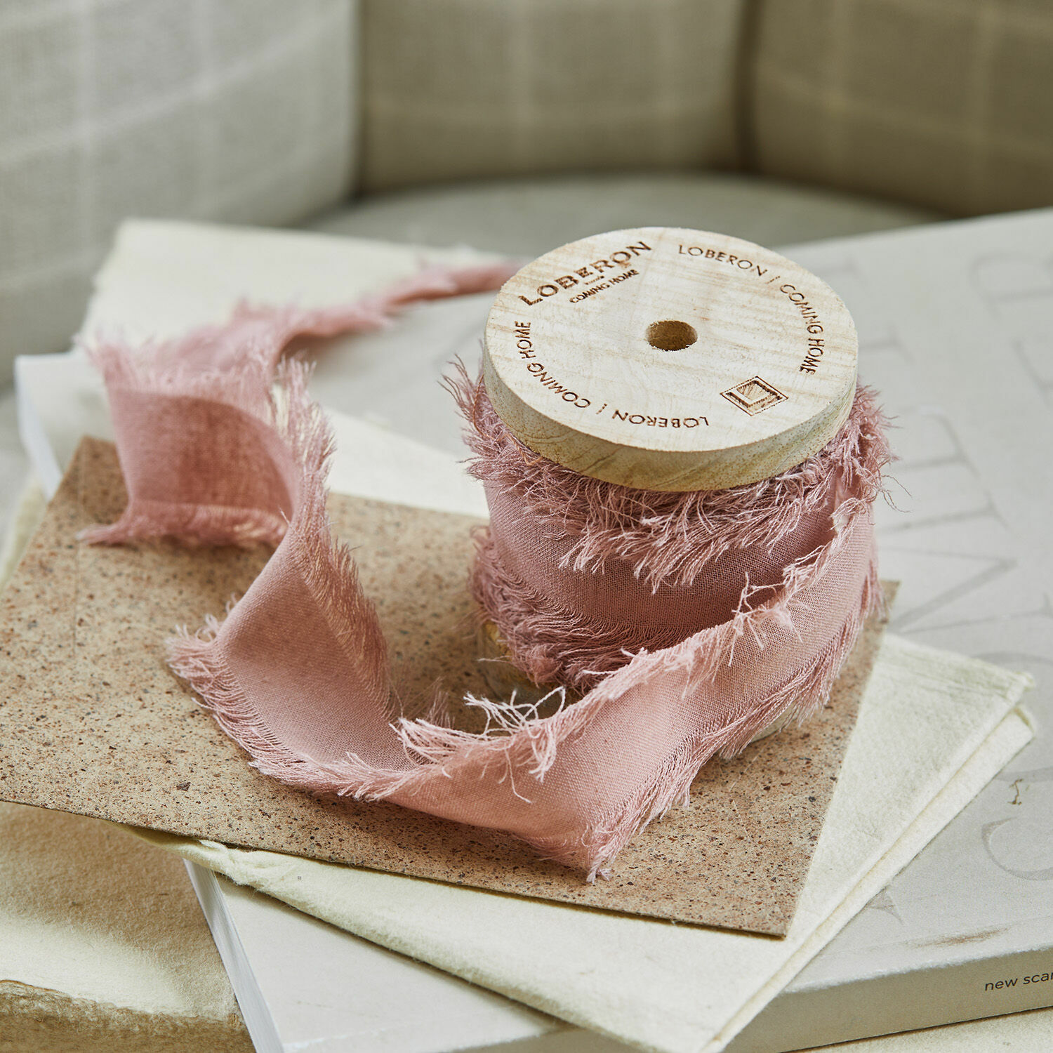 Ruban Celoria Ruban en coton rose avec bords effilochés sur bobine en bois pour décoration et artisanat