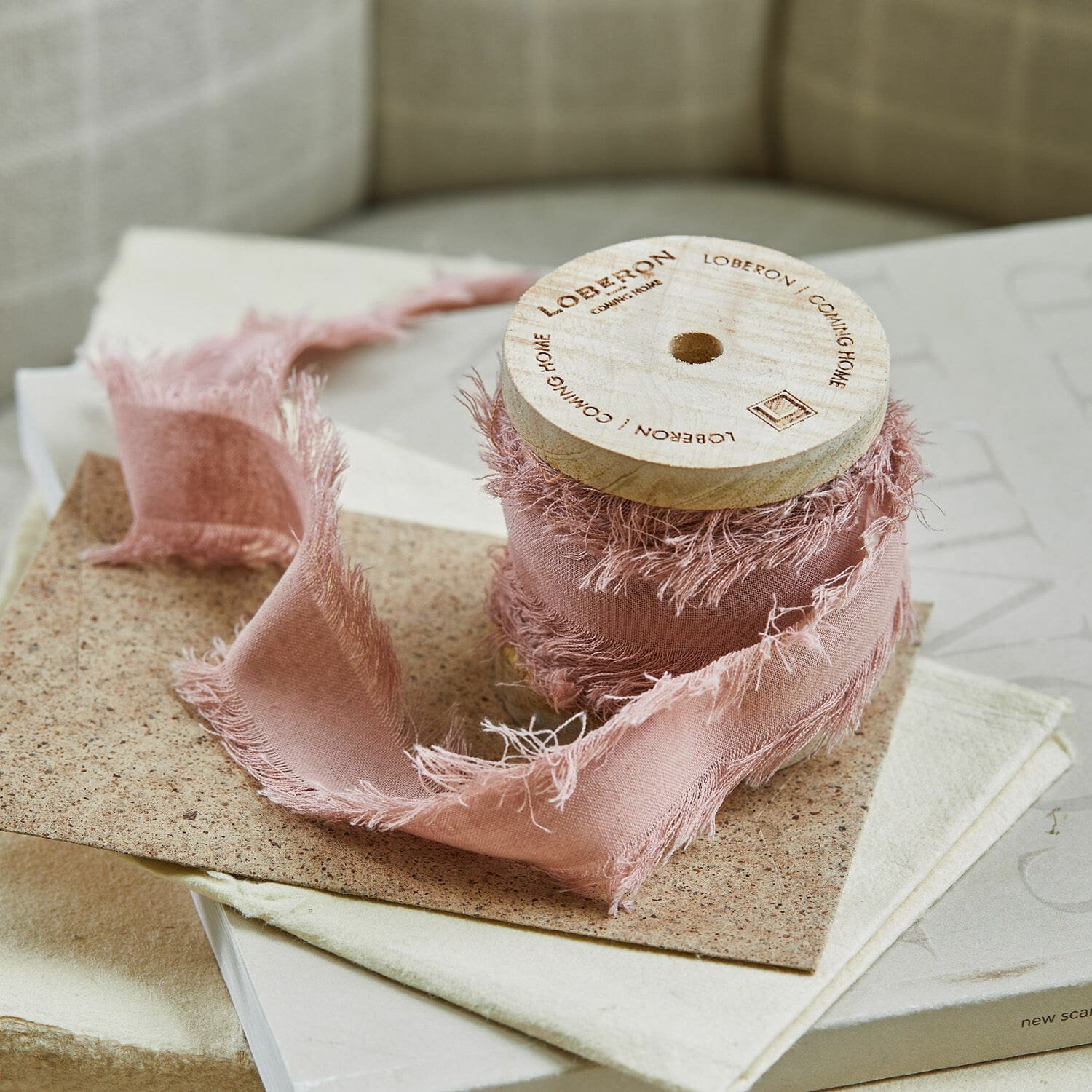 Ruban Celoria Ruban en coton rose avec bords effilochés sur bobine en bois pour décoration et artisanat