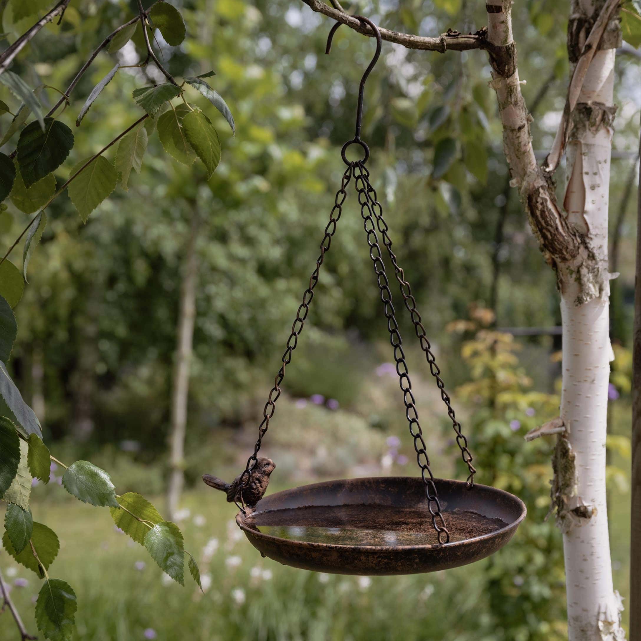 Bain d'oiseaux suspendu en métal avec oiseau décoratif, abreuvoir rustique pour jardin