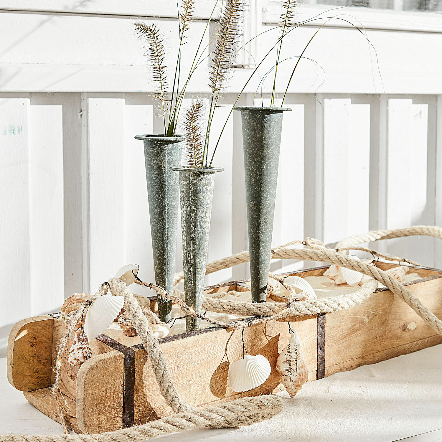 Récipient en bois décoratif avec vases en métal et coquillages naturels pour décoration intérieure