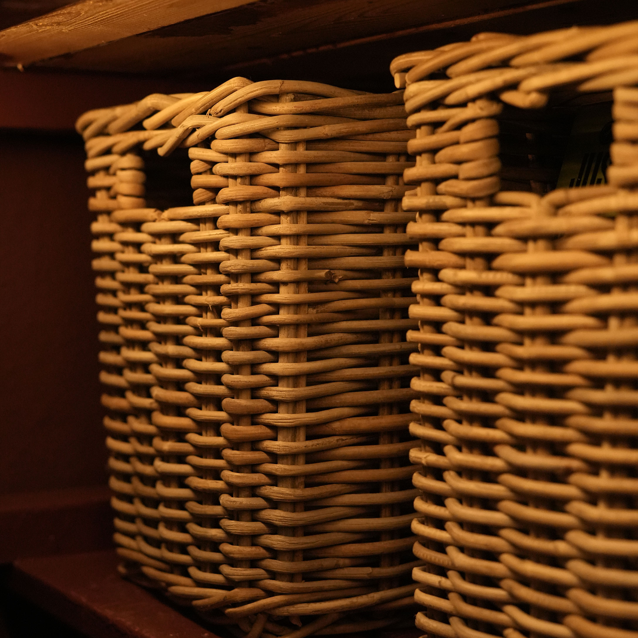 Panier de rangement en osier naturel beige chaud, parfait pour organiser l'intérieur de la maison